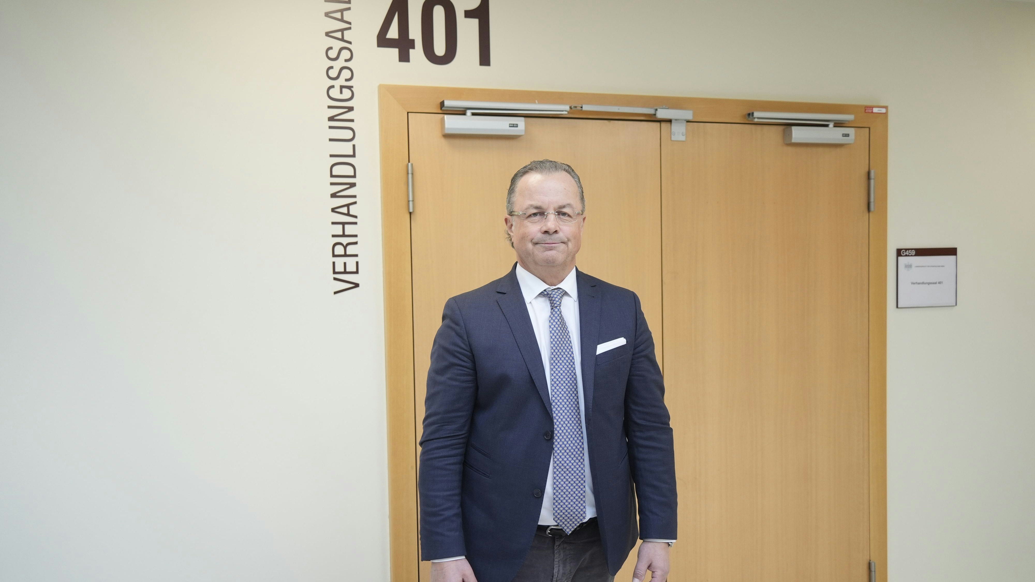 Verteidiger Andreas Reichenbach vor Verhandlungssaal 401: Der Anwalt des 19-jährigen Angeklagten betonte, dass sein Mandant kein Fanatiker sei, sondern von IS-Propaganda manipuliert wurde.