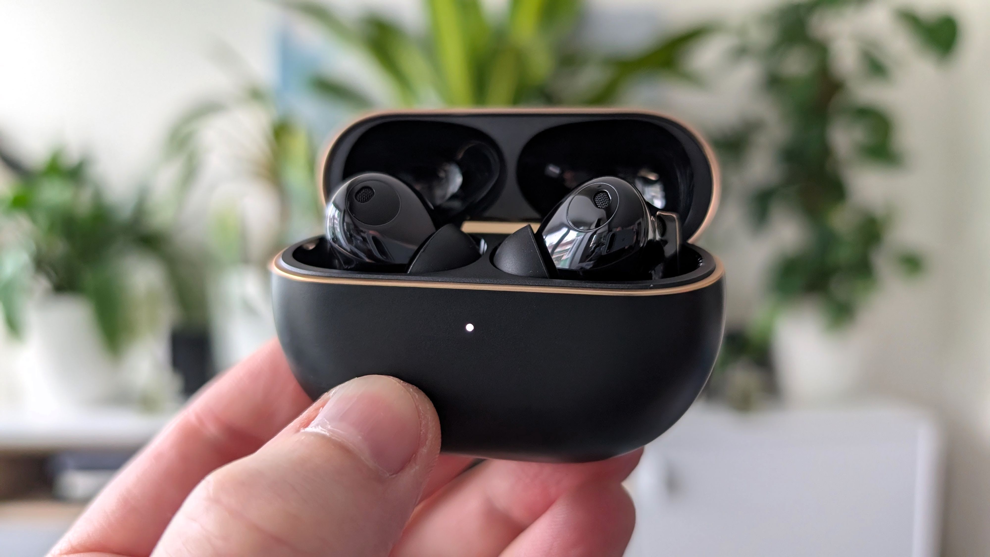 Die Huawei FreeBuds Pro 4 sind exzellente In-Ear-Kopfhörer mit einem sehr guten Klang, einer effektiven Geräuschunterdrückung und einem hohen Tragekomfort.