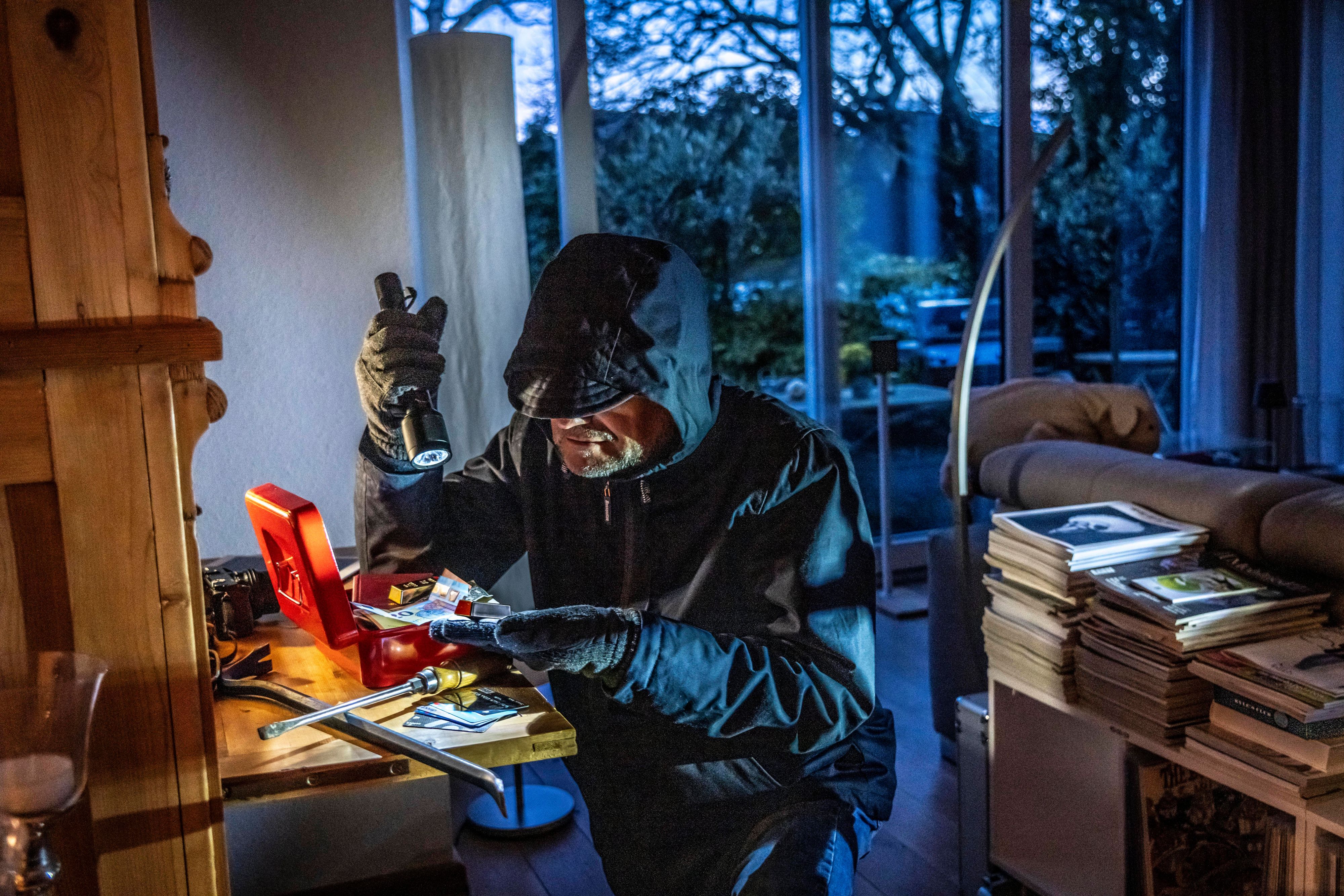 Der unbekannte Täter konnte mit zwei Autoschlüsseln, Sparbüchern und Bargeld flüchten. (Symbolbild)