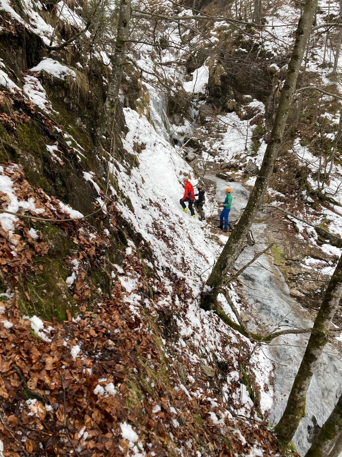 Die Einsatzkräfte konnten die Buben unverletzt bergen.