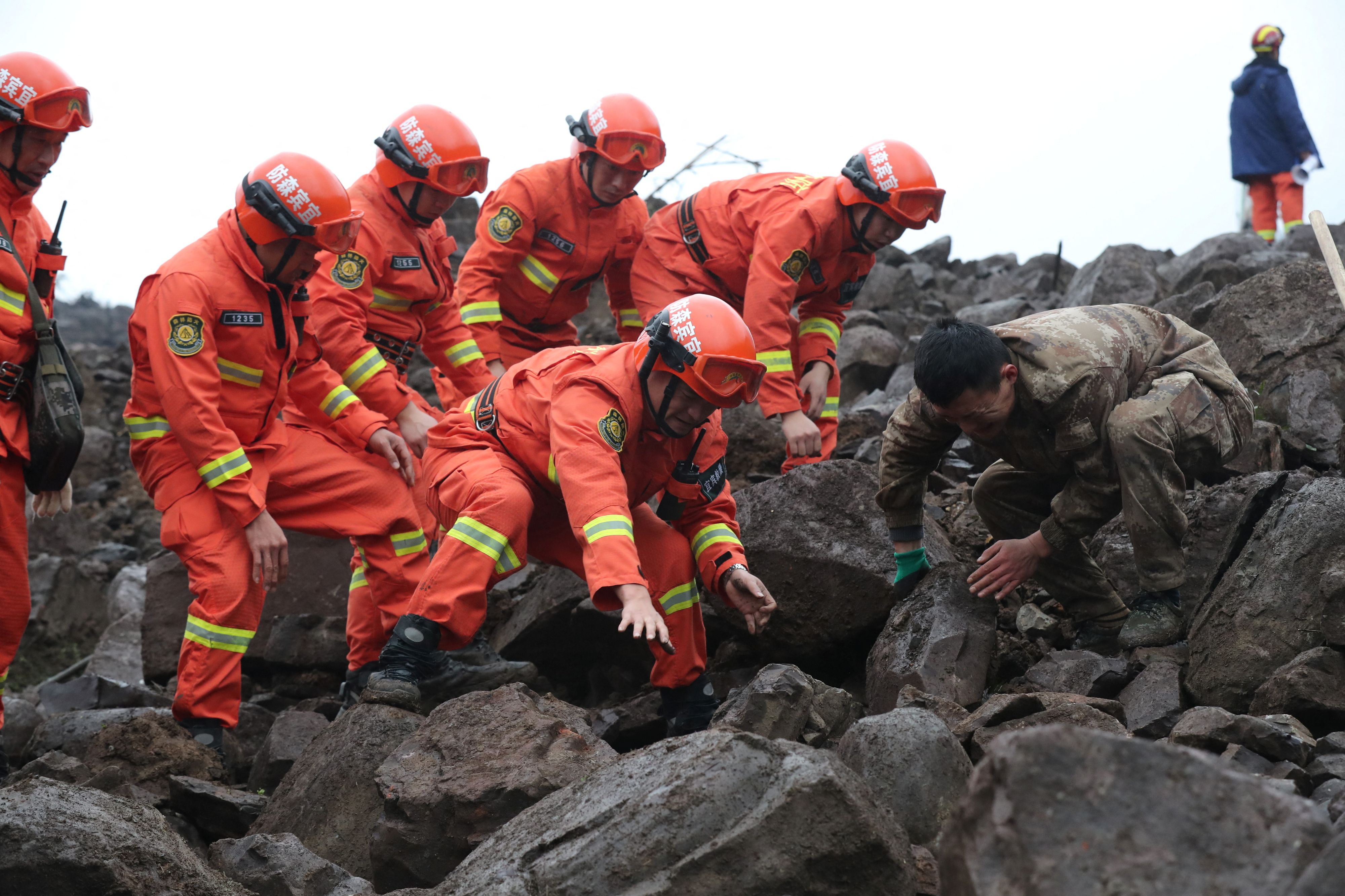 Helfer suchen zwei Tage nach dem Murenabgang noch nach 28 vermissten Personen. Die Umstände für die Rettung gestalten sich äußerst schwierig.