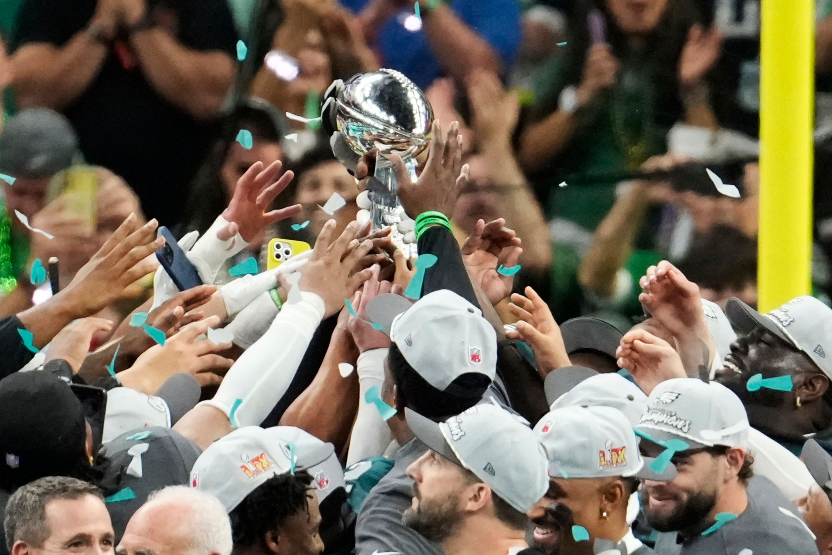 Philadelphia Eagles mit der Vince Lombardi Trophy beim Triumph im vergangenen Jahr.