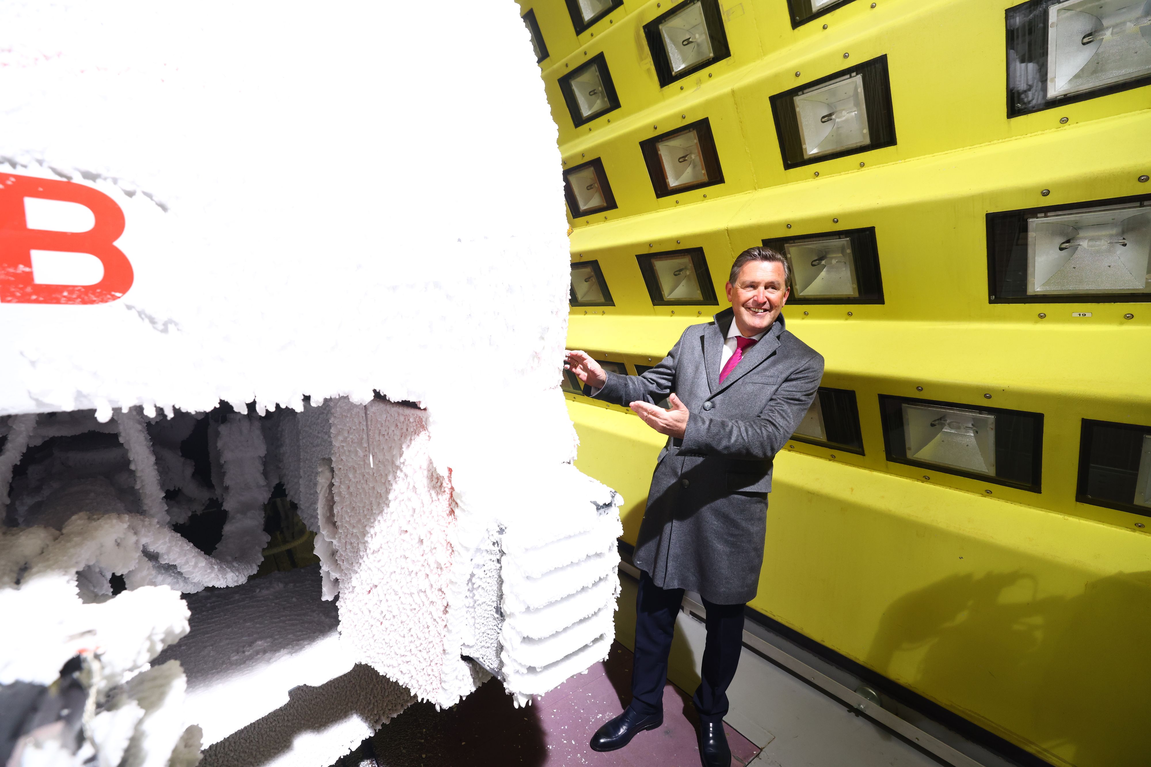 Peter Hanke (SP) bestaunt den vereisten Zug nach dem Windkanal-Test