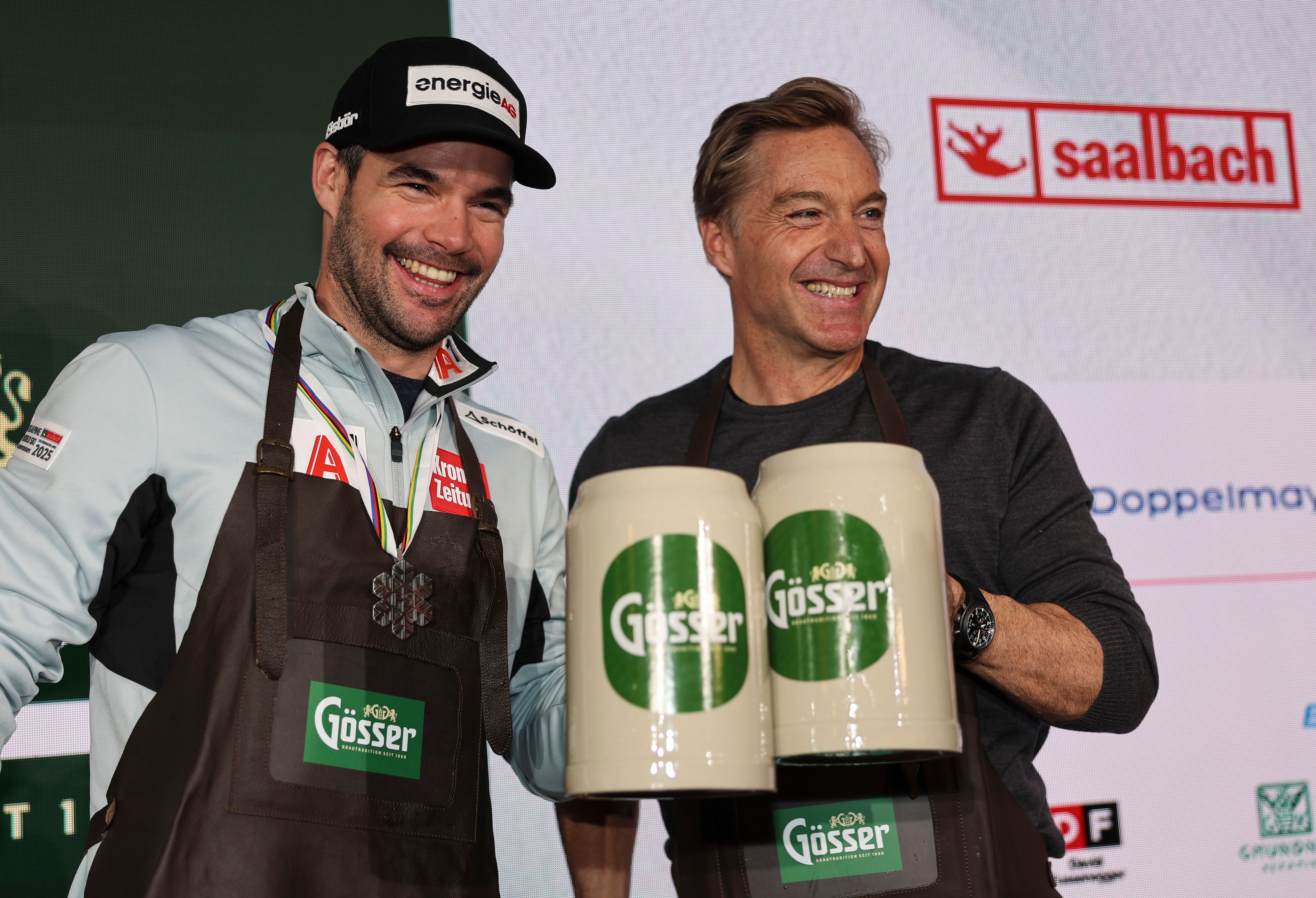 Vincent Kriechmayr und ORF-Experte Hans Knauß feierten Abfahrts-Silber mit Frischgezapftem.