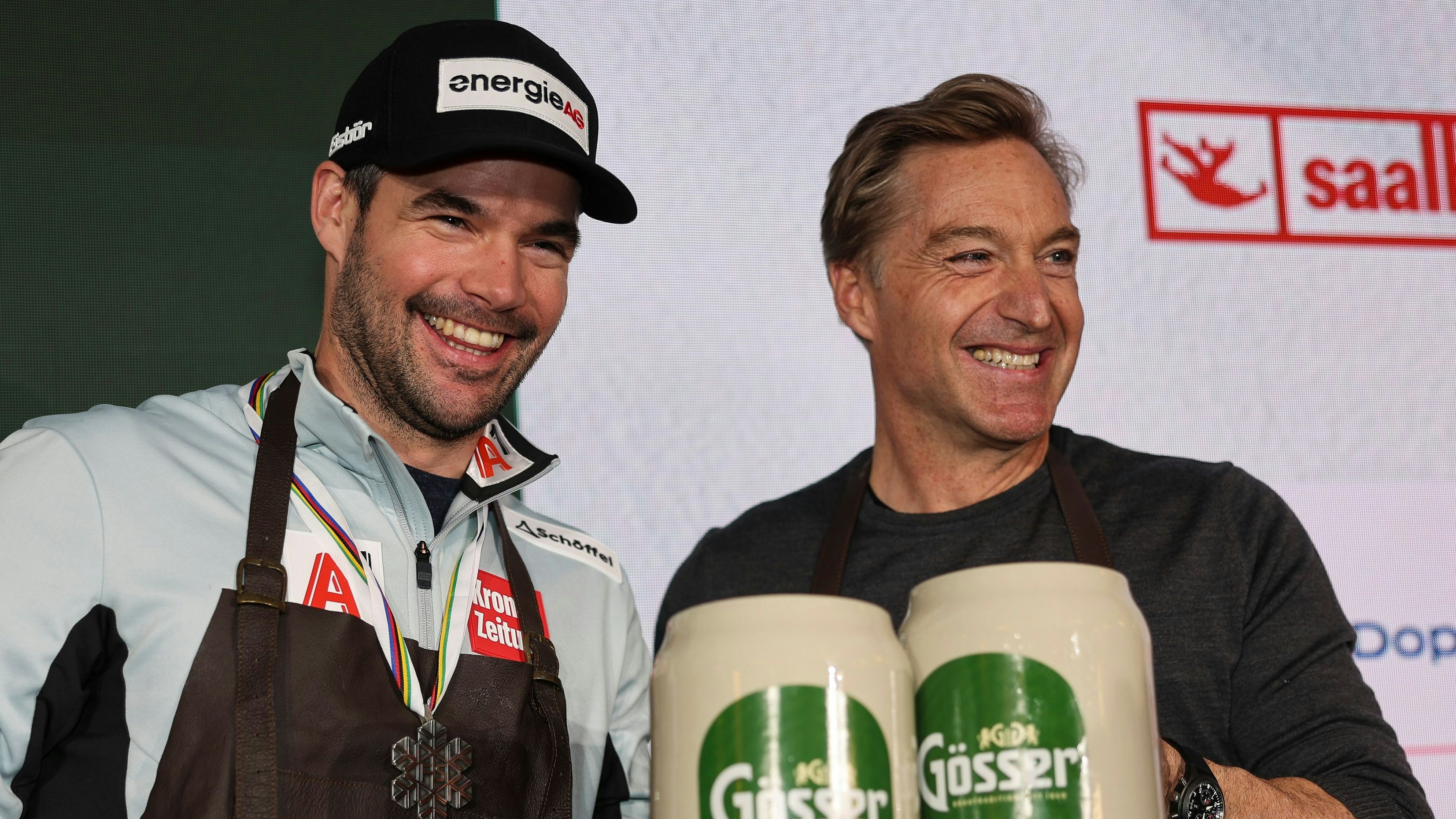 Vincent Kriechmayr und ORF-Experte Hans Knauß feierten Abfahrts-Silber mit Frischgezapftem.
