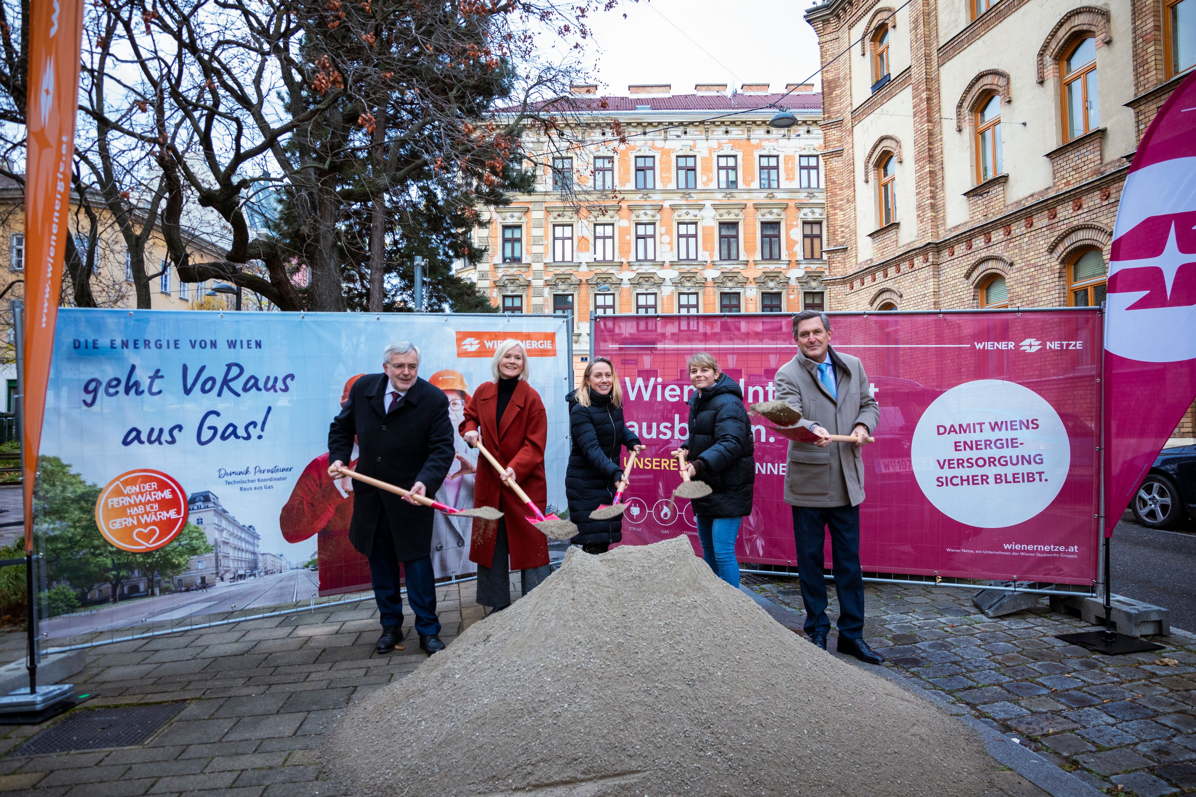 vlnr: Gerhard Fida (Wiener Netze), Linda Kirchberger (Wien Energie), Michaela Deutsch (Wien Energie), Stefanie Lamp (Bezirksvorsteherin Ottakring) und Stadtrat Peter Hanke beim Spatenstich für die Fernwärme Primärleitung Ottakring.