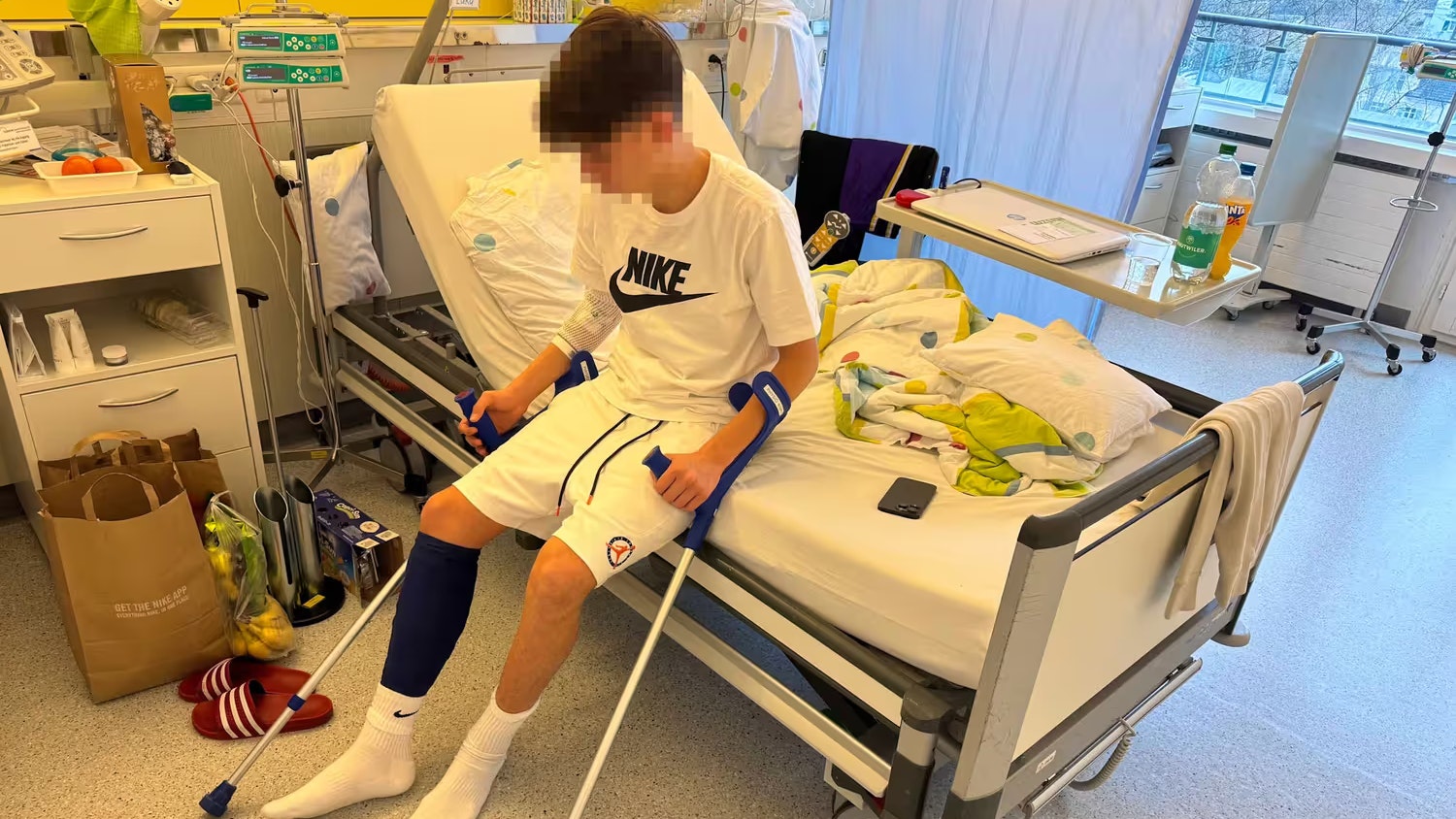 Ob und wann das Bein wieder vollständig geheilt ist, sei derzeit noch offen und hänge stark von der Wundheilung ab.