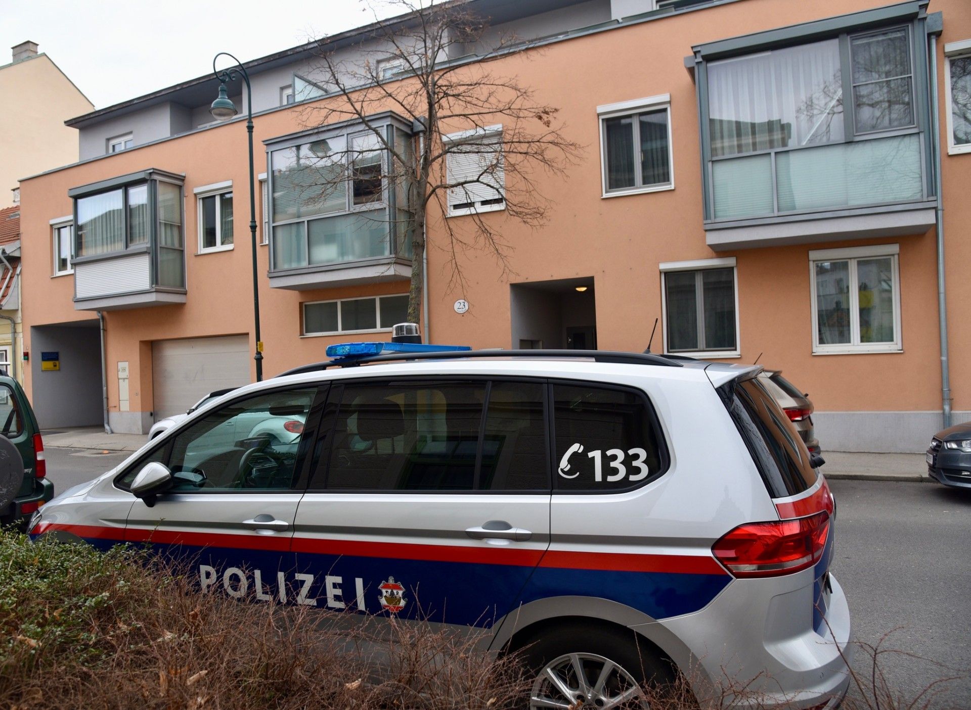 Die Mordermittlungen in Baden laufen weiter. Eine 81-Jährige ist in ihrer Wohnung tot aufgefunden worden.