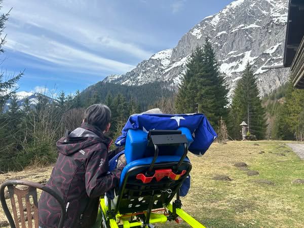 Vater und Tochter genießen noch einmal die Aussicht in den Bergen.