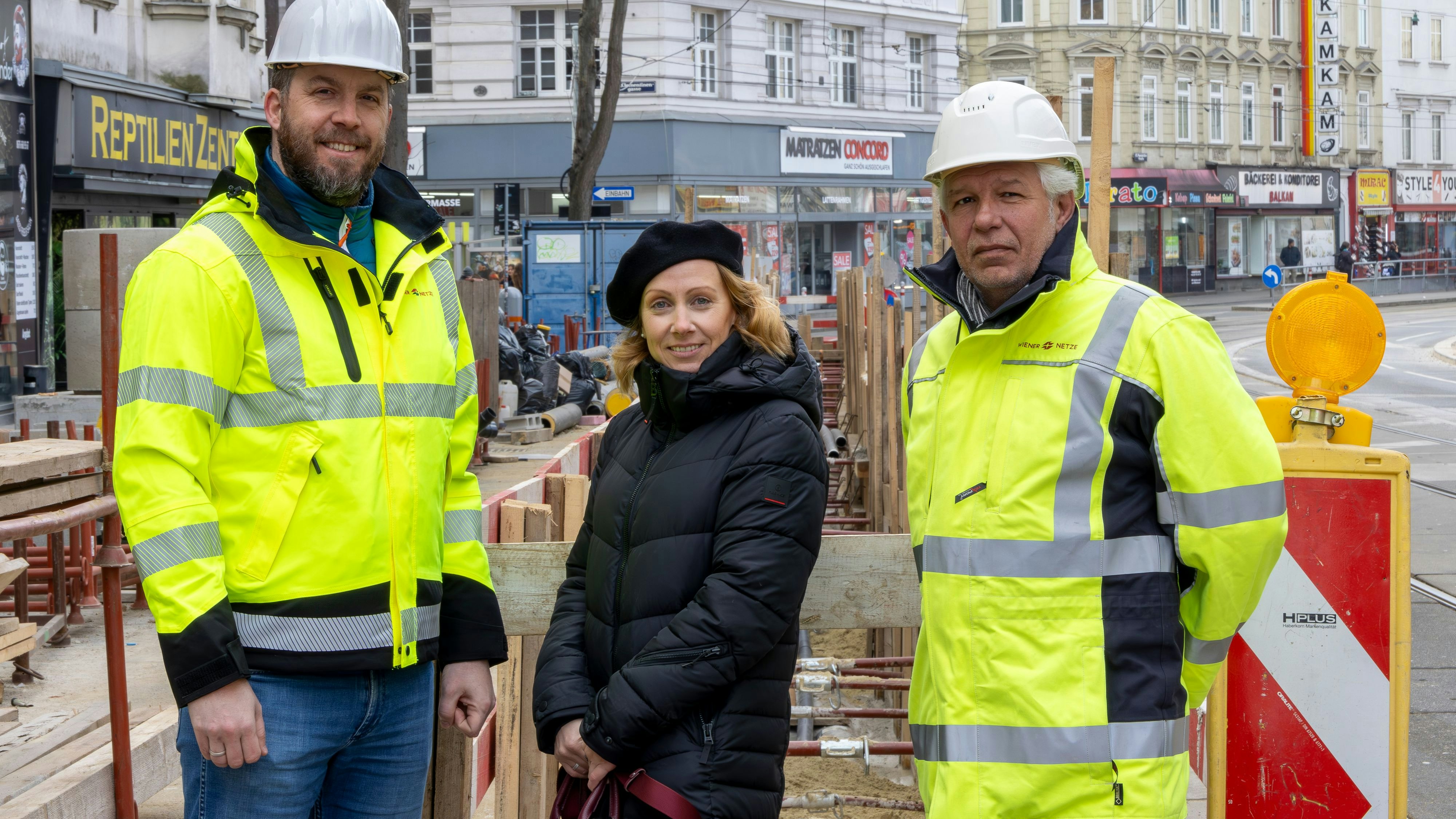 (v.r.n.l.) Gernot Pöschl (Wiener Netze), Michaela Deutsch (Geschäftsbereichsleiterin bei Wien Energie GmbH) und Christian Ehrenstorfer (Wien Energie GmbH) auf der Fernwärme Baustelle auf der Äußere Mariahilfer Straße.