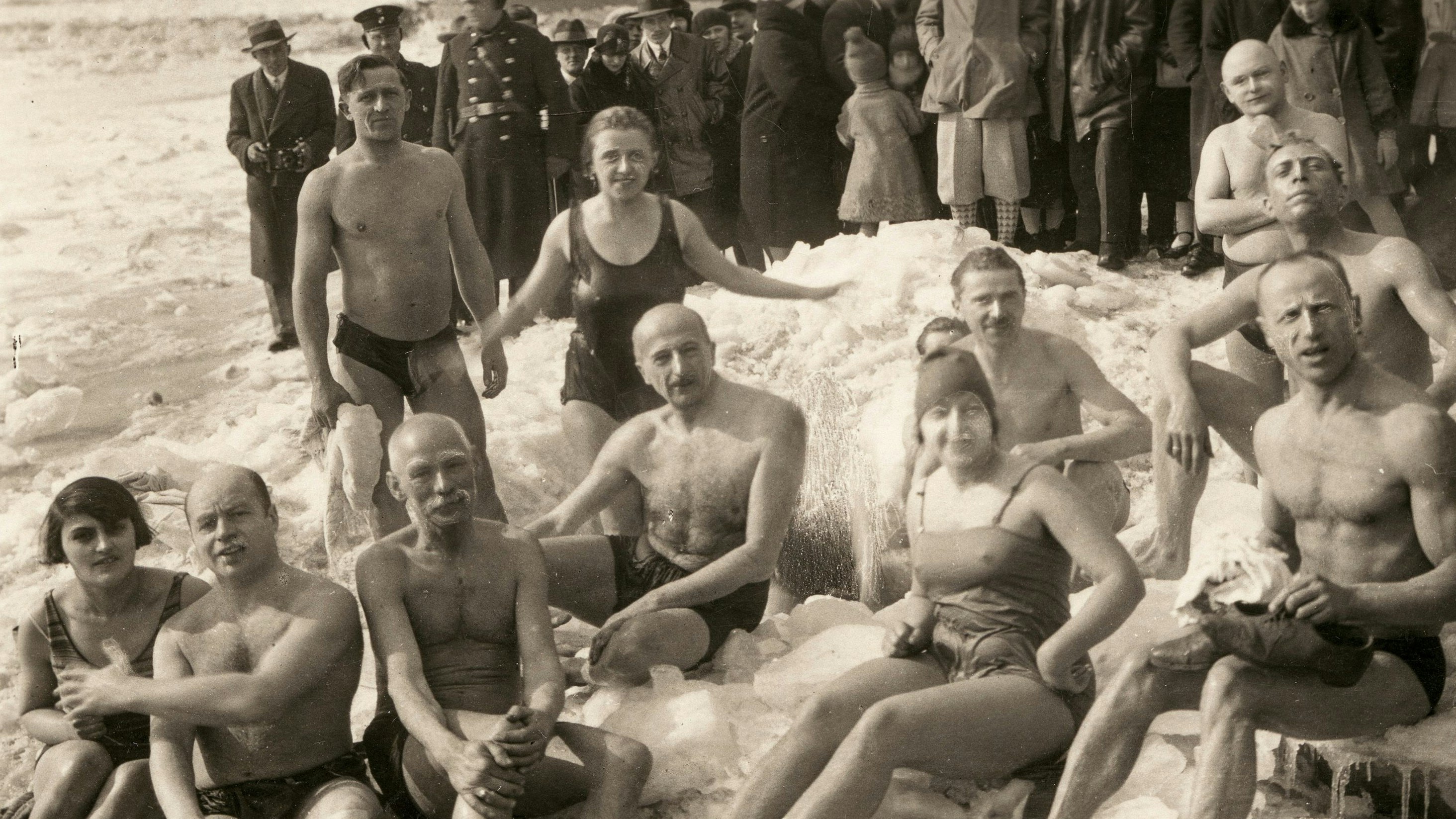 Mitglieder des Vereins "Verkühle dich täglich" beim Schwimmen in der Donau bei der Reichsbrücke.