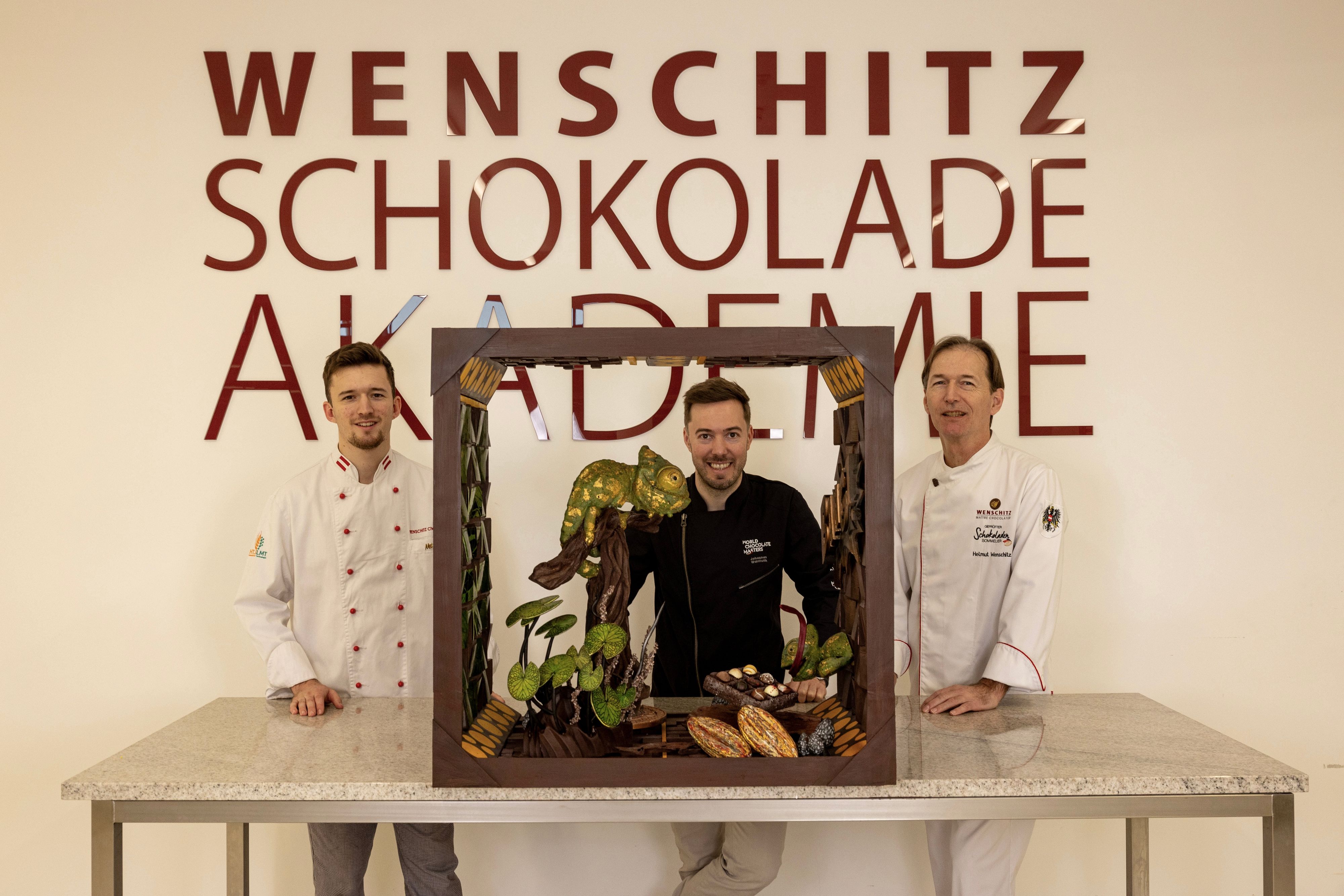Johannes Warmuth mit seinem preisgekrönten Schaustück – ein Kunstwerk aus Schokolade.