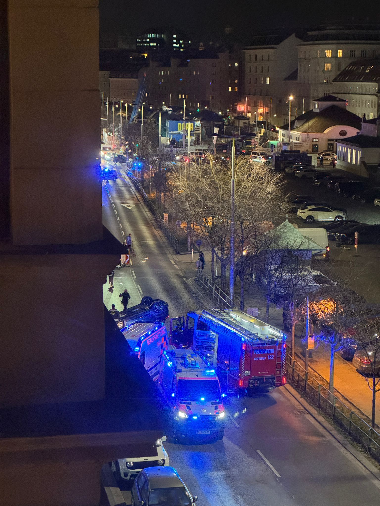 Auto nach Gürtel-Crash in Wien überschlagen.