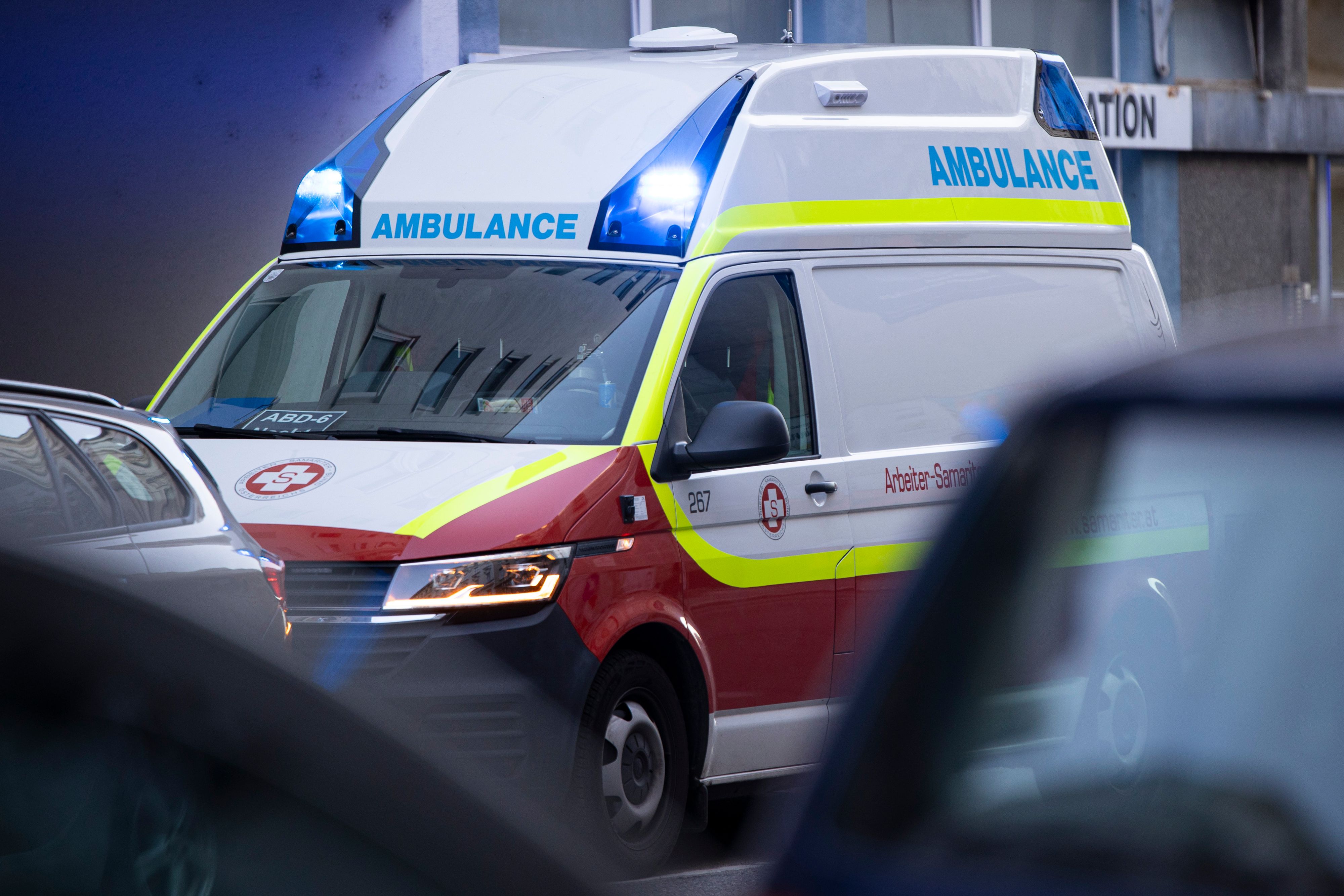 Mit lebensgefährlichen Verletzungen wurde die Frau ins Krankenhaus gebracht (Symbolbild).