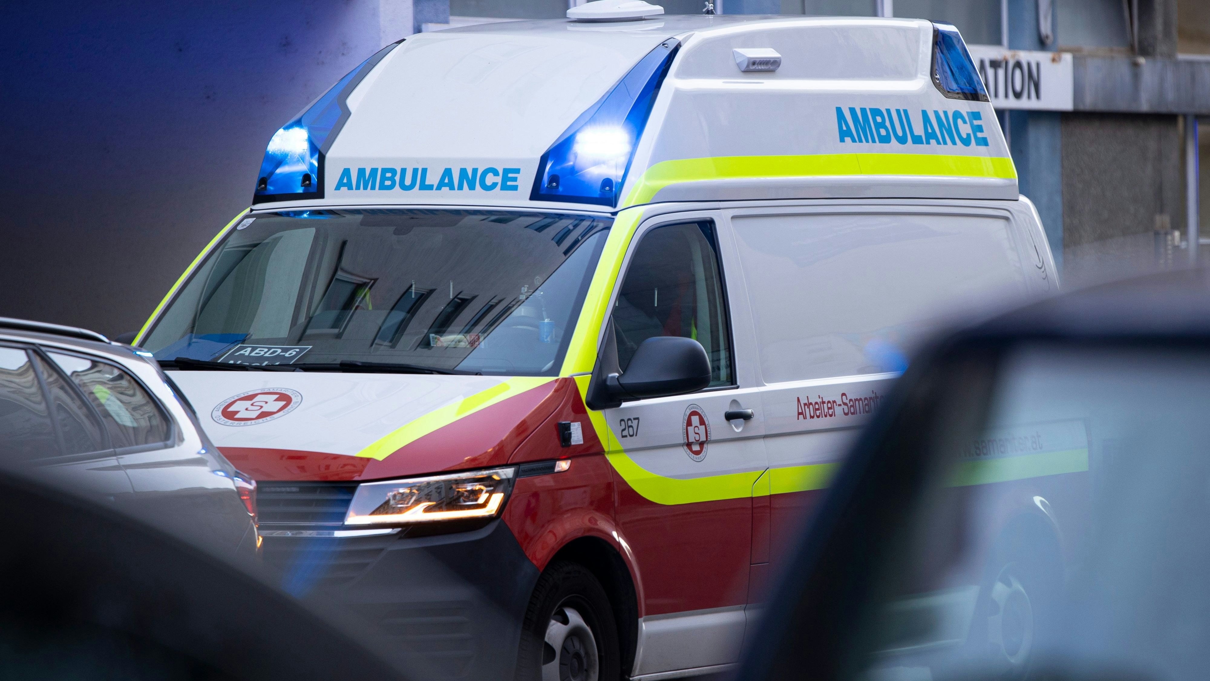 Mit lebensgefährlichen Verletzungen wurde die Frau ins Krankenhaus gebracht. (Symbolbild)