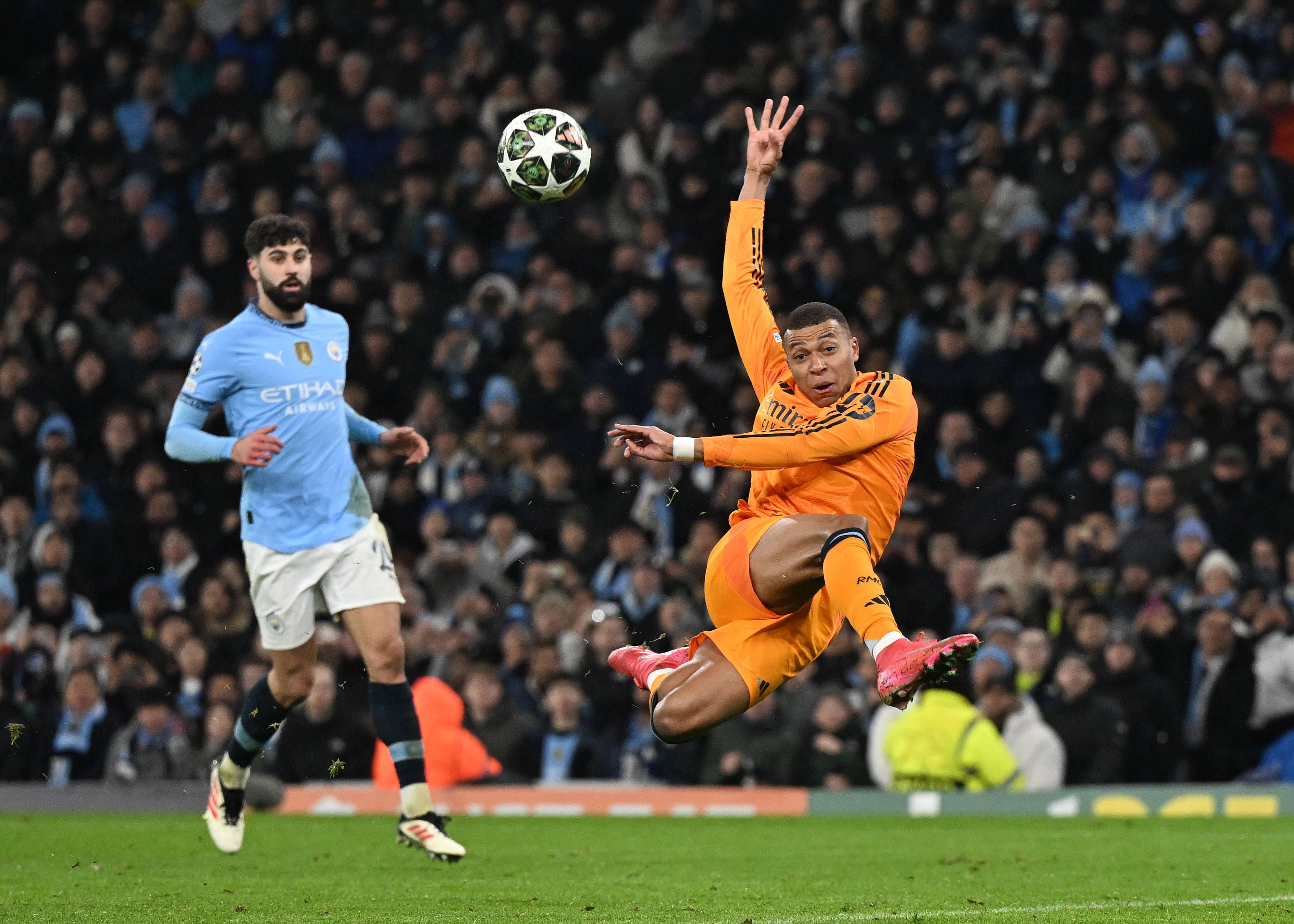 Mbappe (r.) traf spektakulär per Schienbein-Volley.