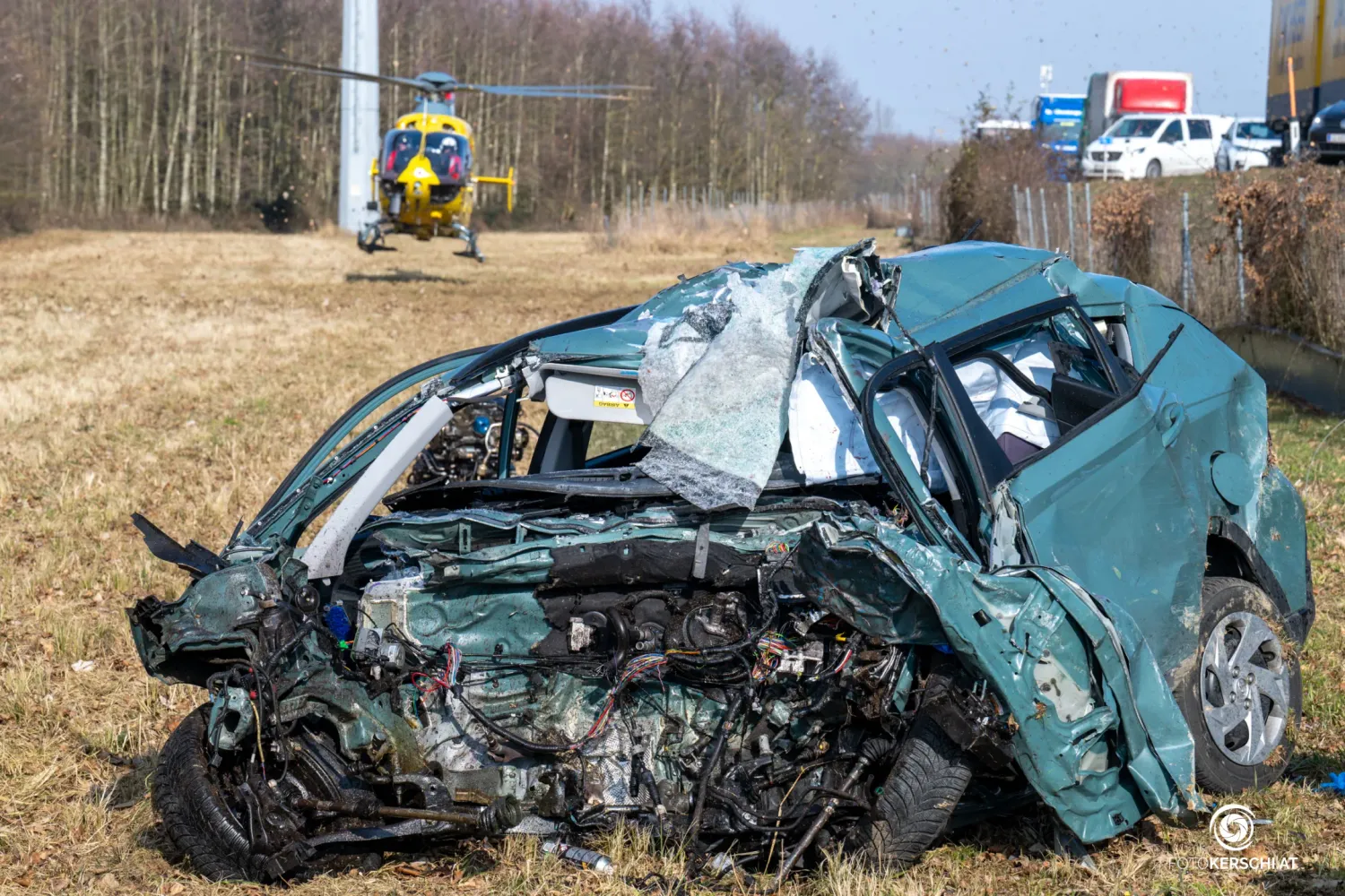 Der Pkw wurde völlig zerstört, für den Lenker kam jede Hilfe zu spät.