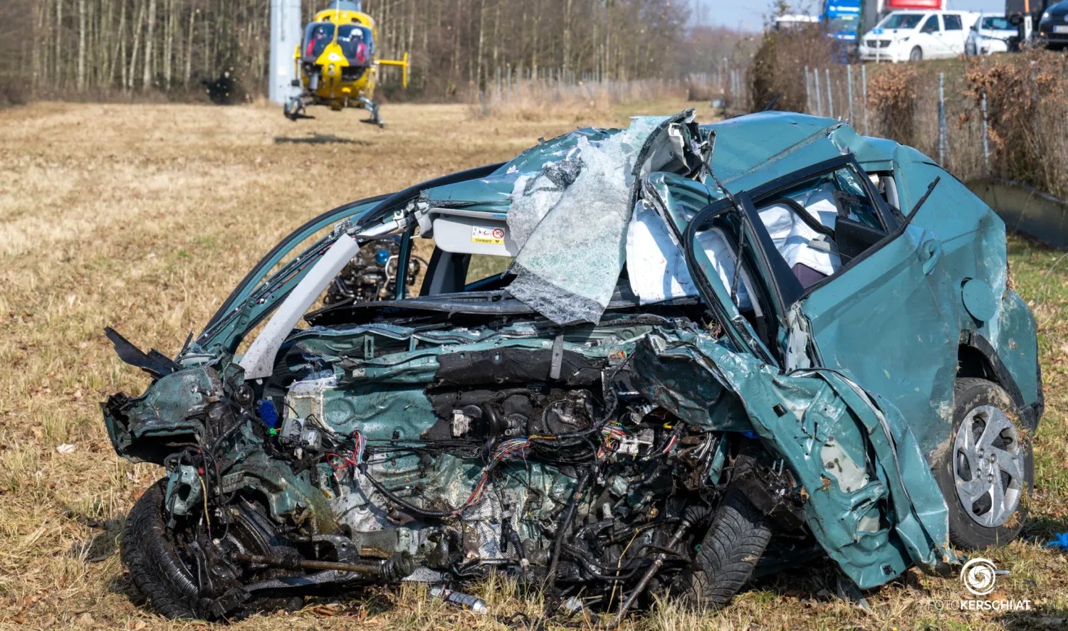 Der Pkw wurde völlig zerstört, für den Lenker kam jede Hilfe zu spät.