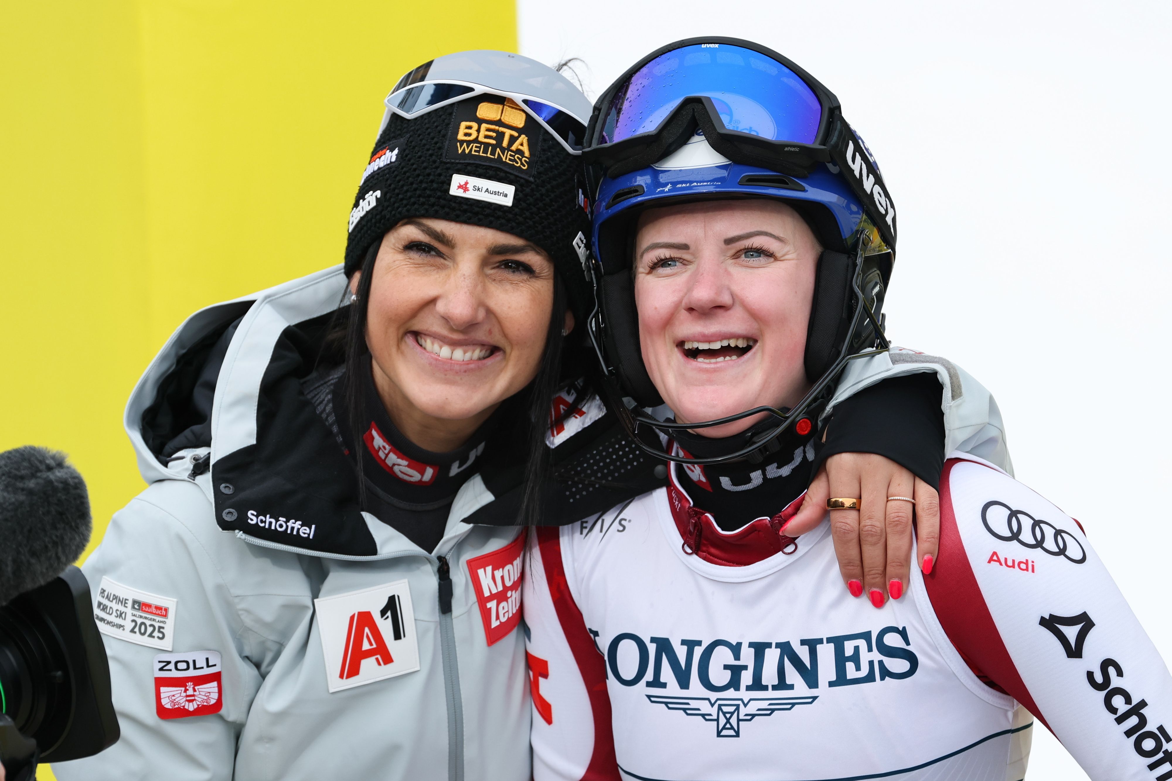 Stephanie Venier und Katharina Truppe jubeln über Platz drei.