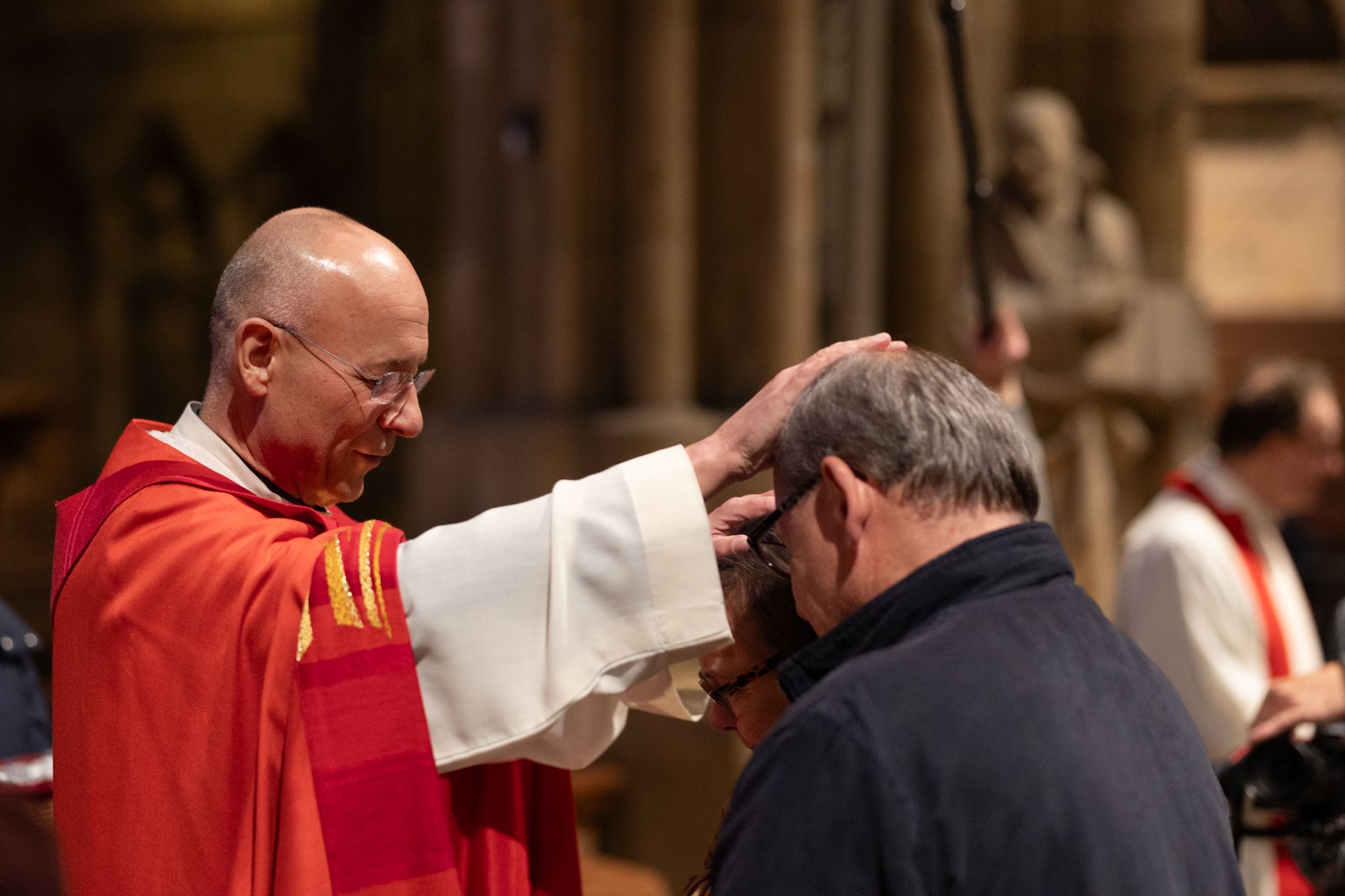 Dompfarrer Toni Faber segnet Liebespaar im Stephansdom.