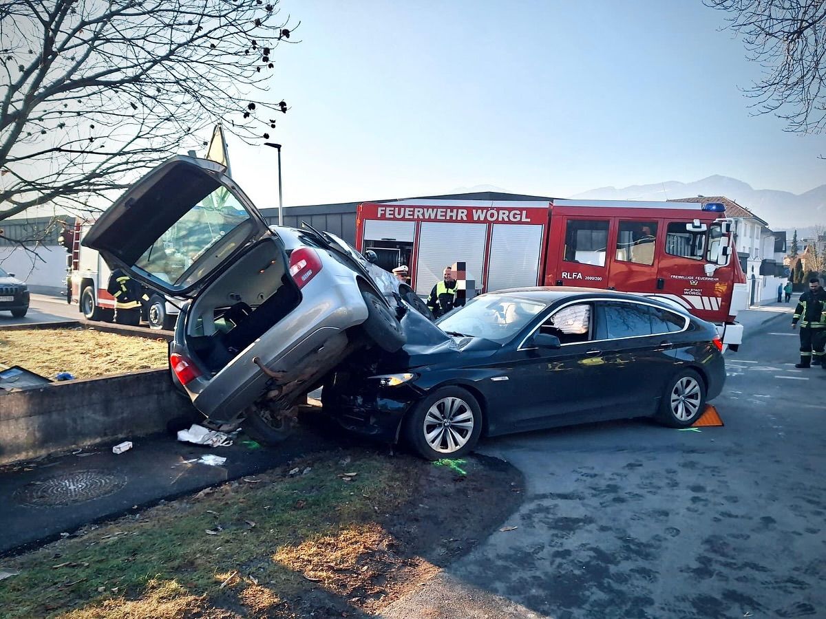 Die Autoinsassen konnten über den Kofferraum geborgen werden.