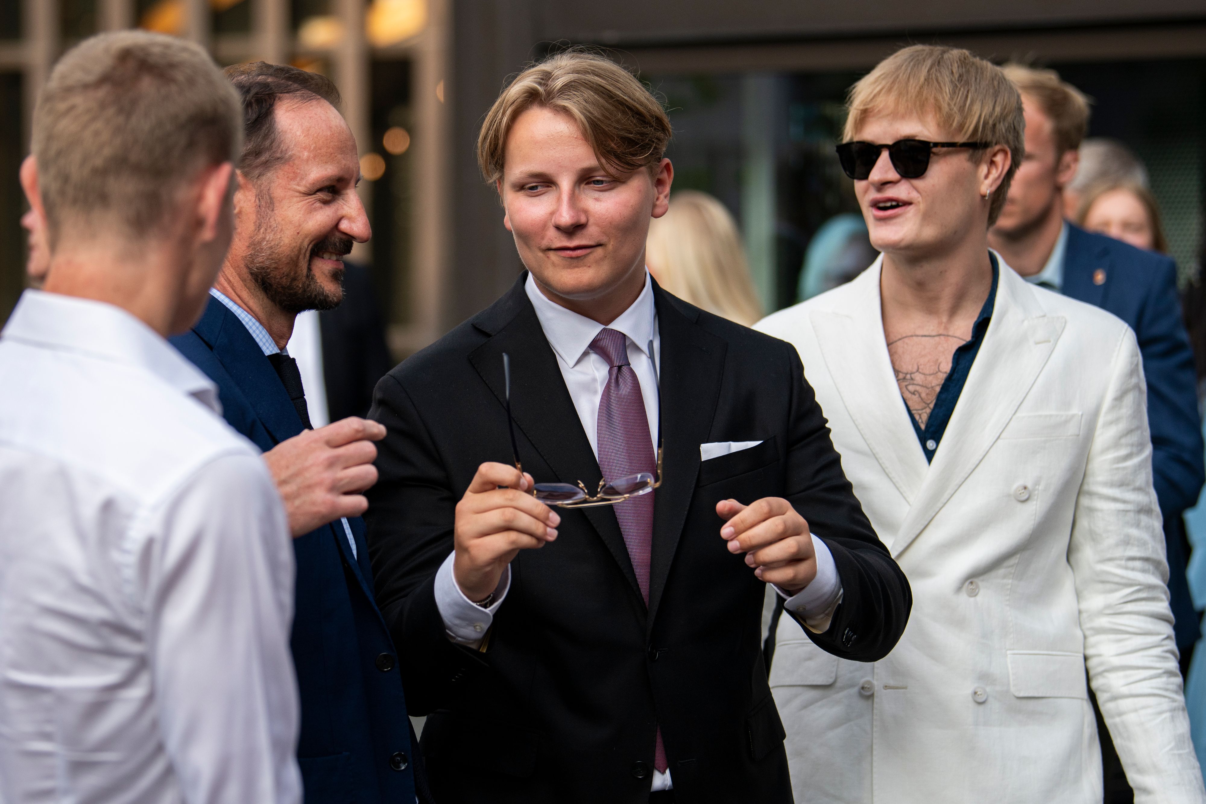 Erneut gibt es schwere Vorwürfe gegen Marius Borg Høiby (r.; hier mit Halbbruder Prinz Sverre Magnus).