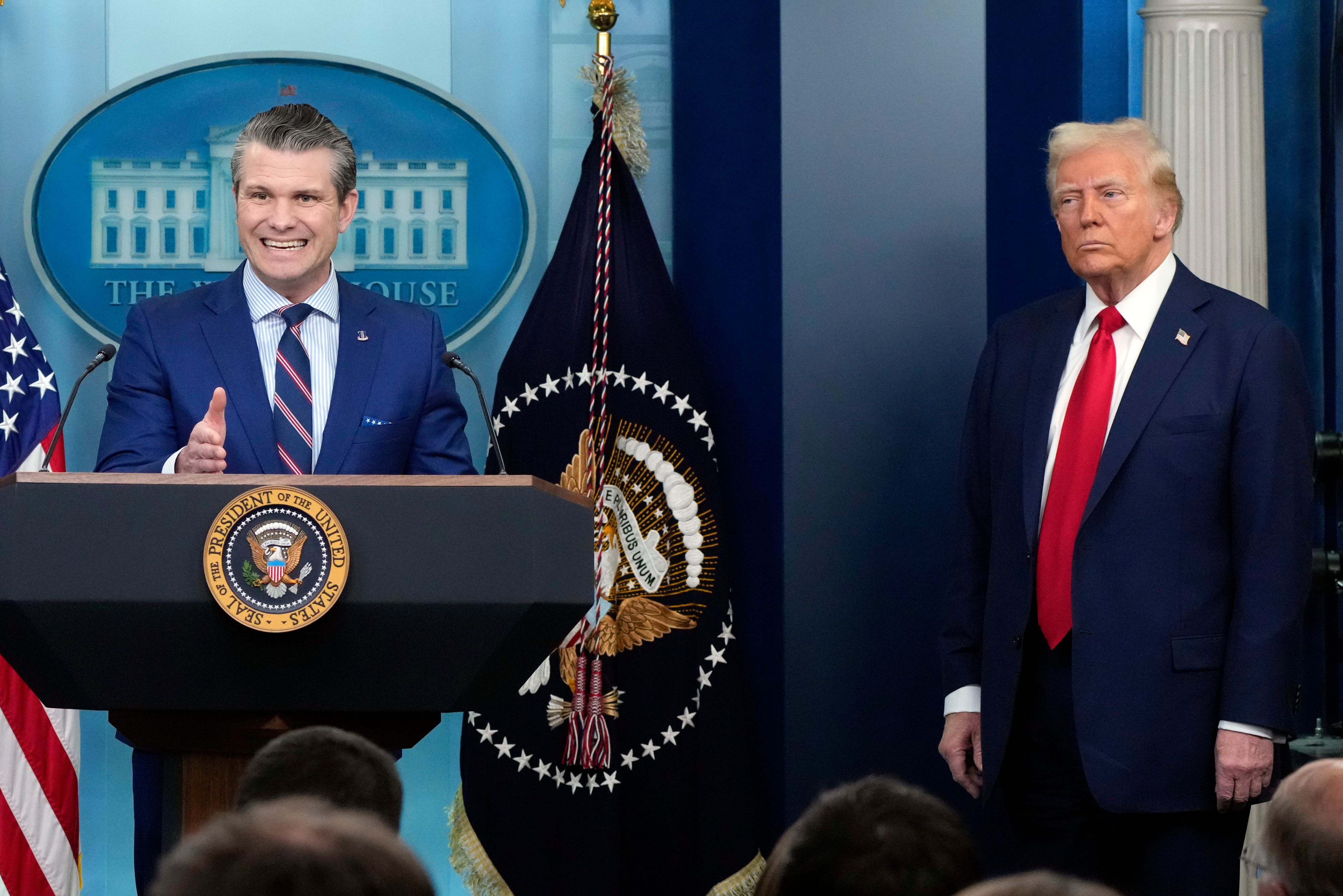 US-Verteidigungsminister Pete Hegseth gemeinsam mit Donald Trump.