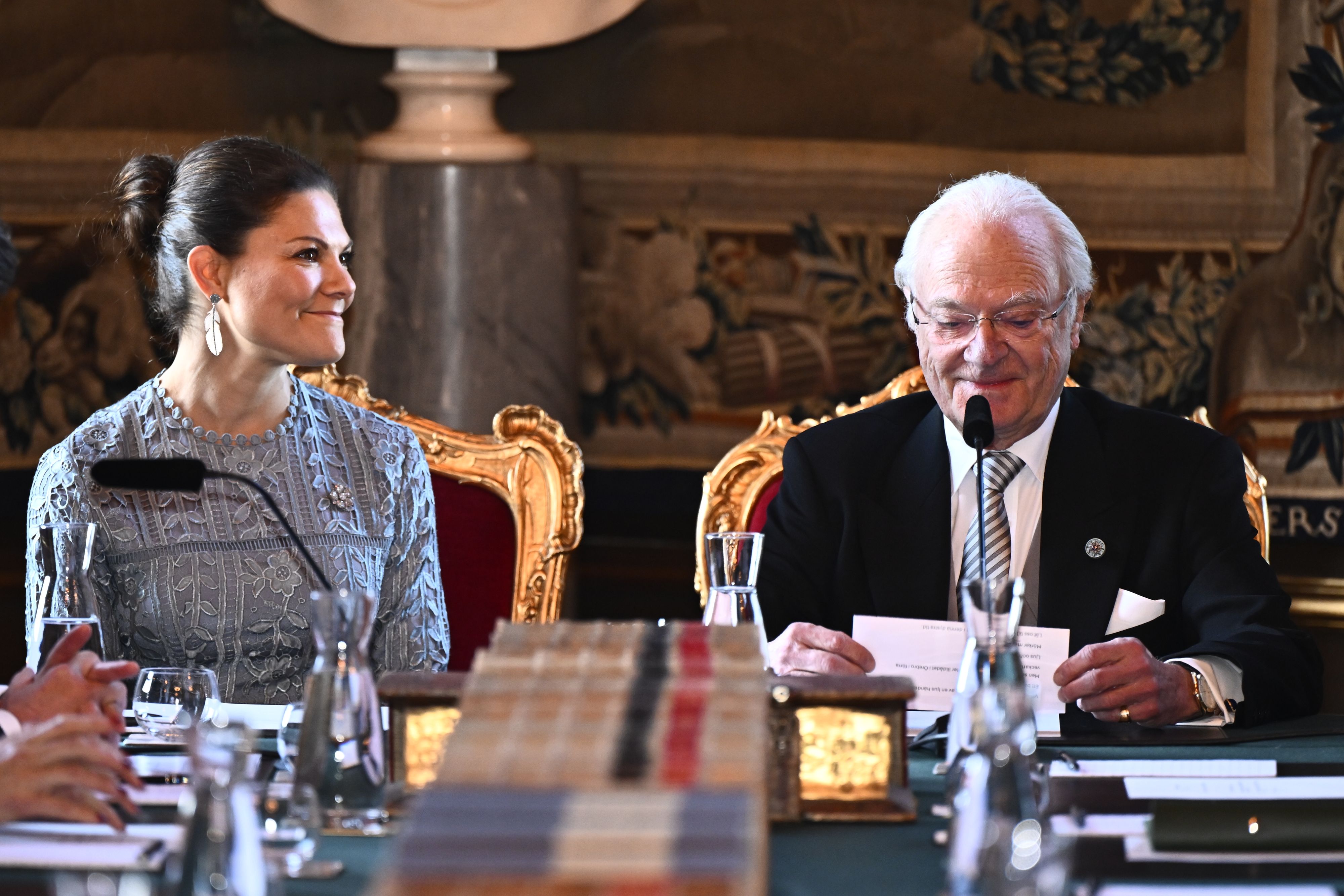 Schwedens König Carl Gustaf und Kronprinzessin Victoria bei der Ratssitzung zur Verkündung des Namens von Prinz Carl Philips und Prinzessin Sofias Tochter.