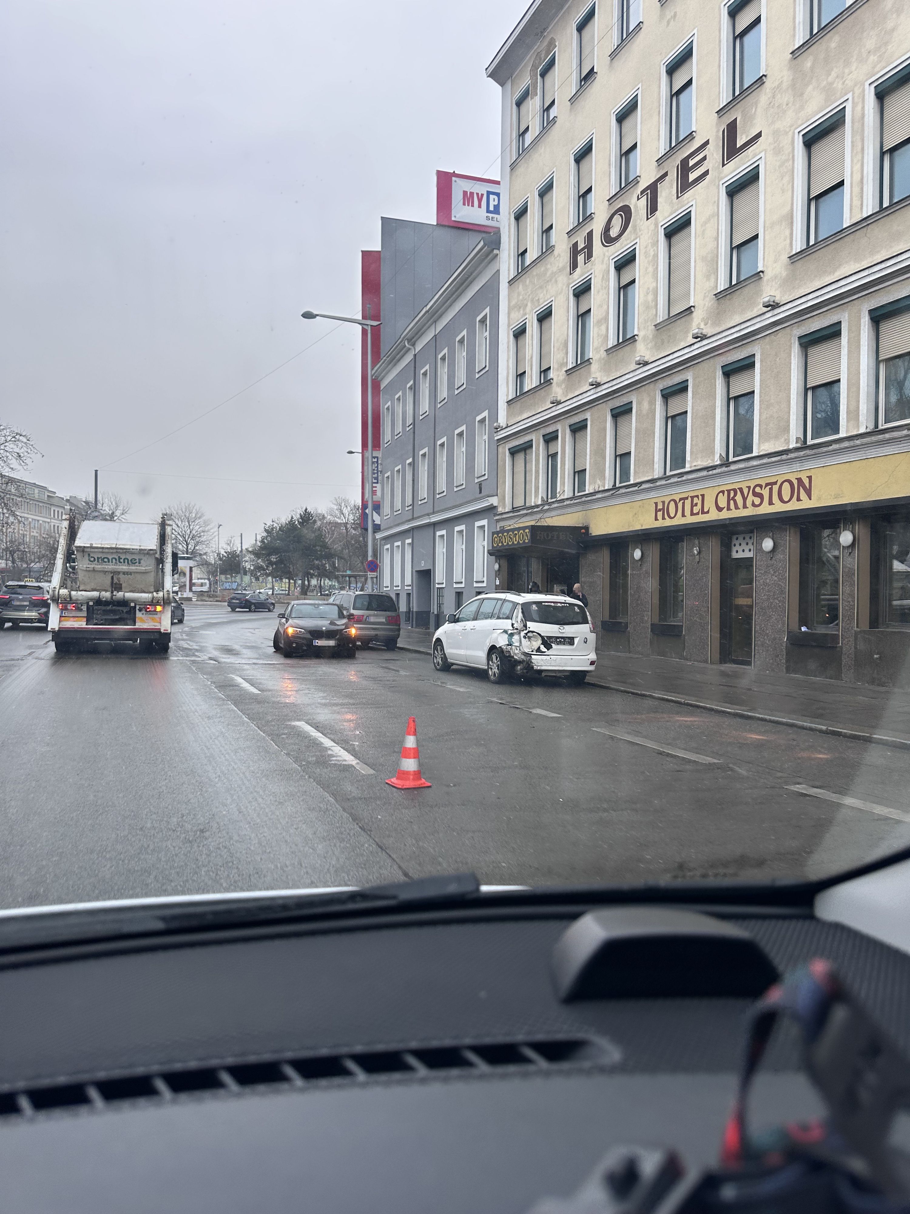 Der BMW rutschte aus der Kurve und krachte in den weißen Mazda. 