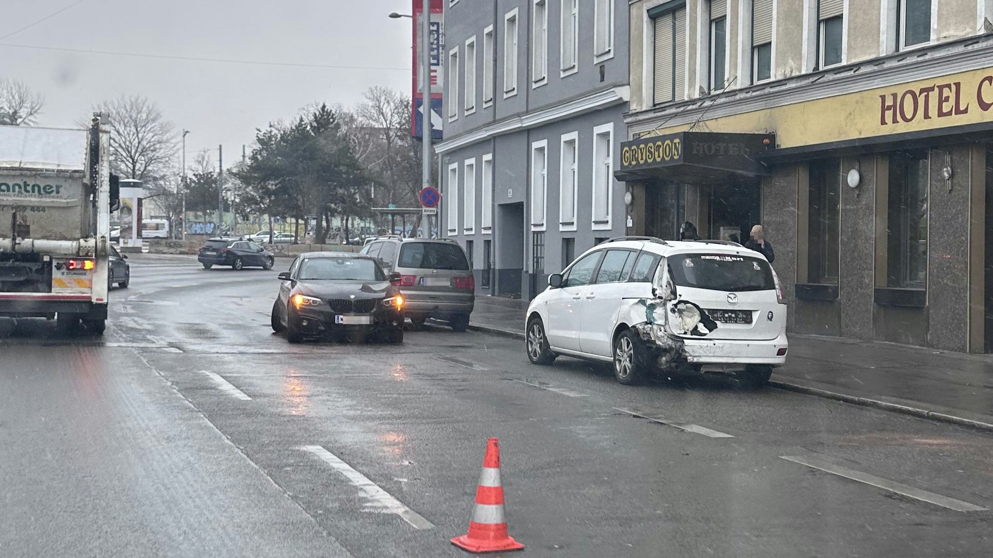 Der BMW rutschte aus der Kurve und krachte in den weißen Mazda. 