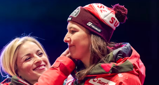 Gut-Behrami tröstet Holdener auf der Saalbacher Medal Plaza.