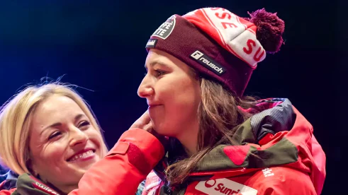 Gut-Behrami tröstet Holdener auf der Saalbacher Medal Plaza.