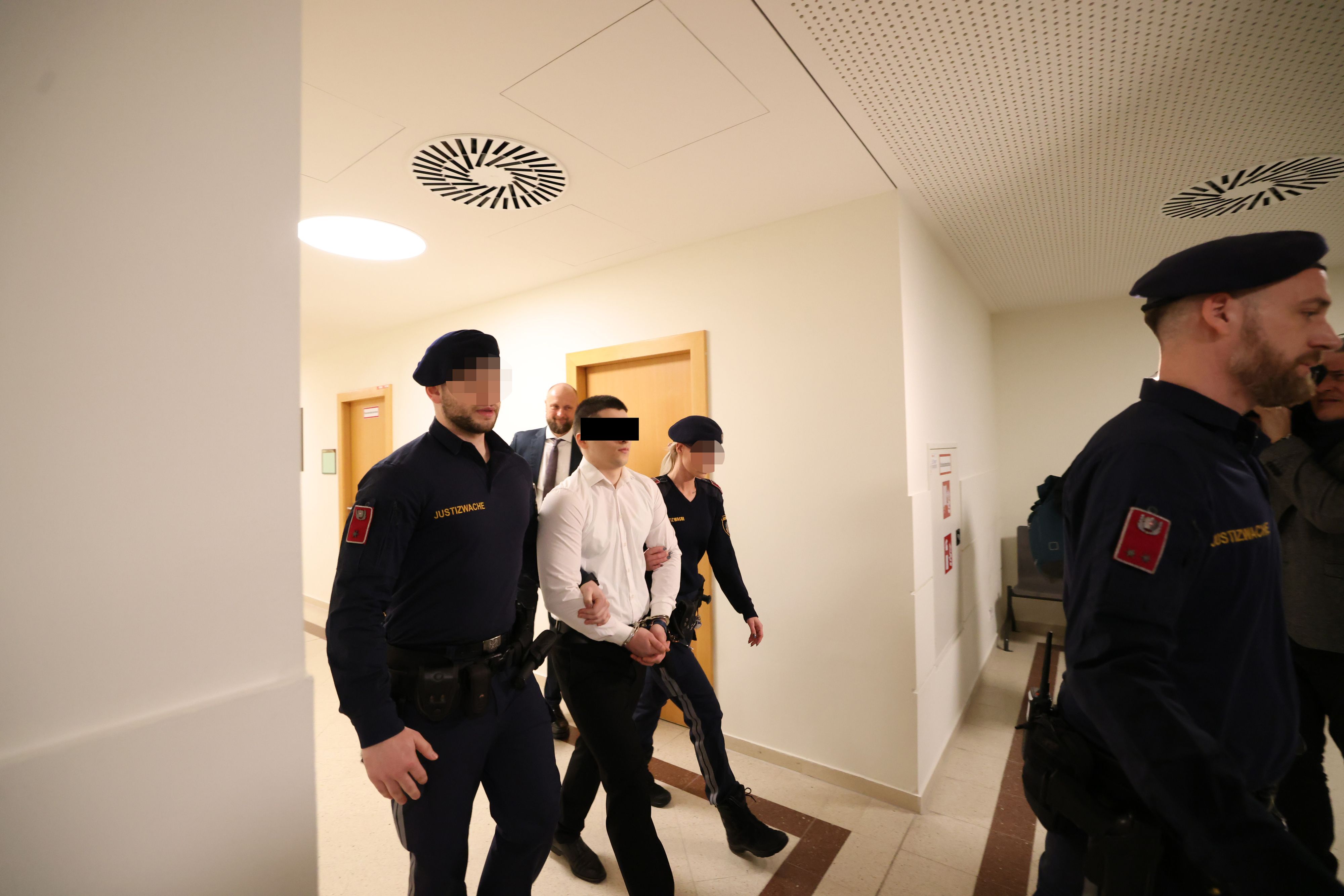 Der Angeklagte mit Verteidiger Florian Kreiner am Wiener Landesgericht.