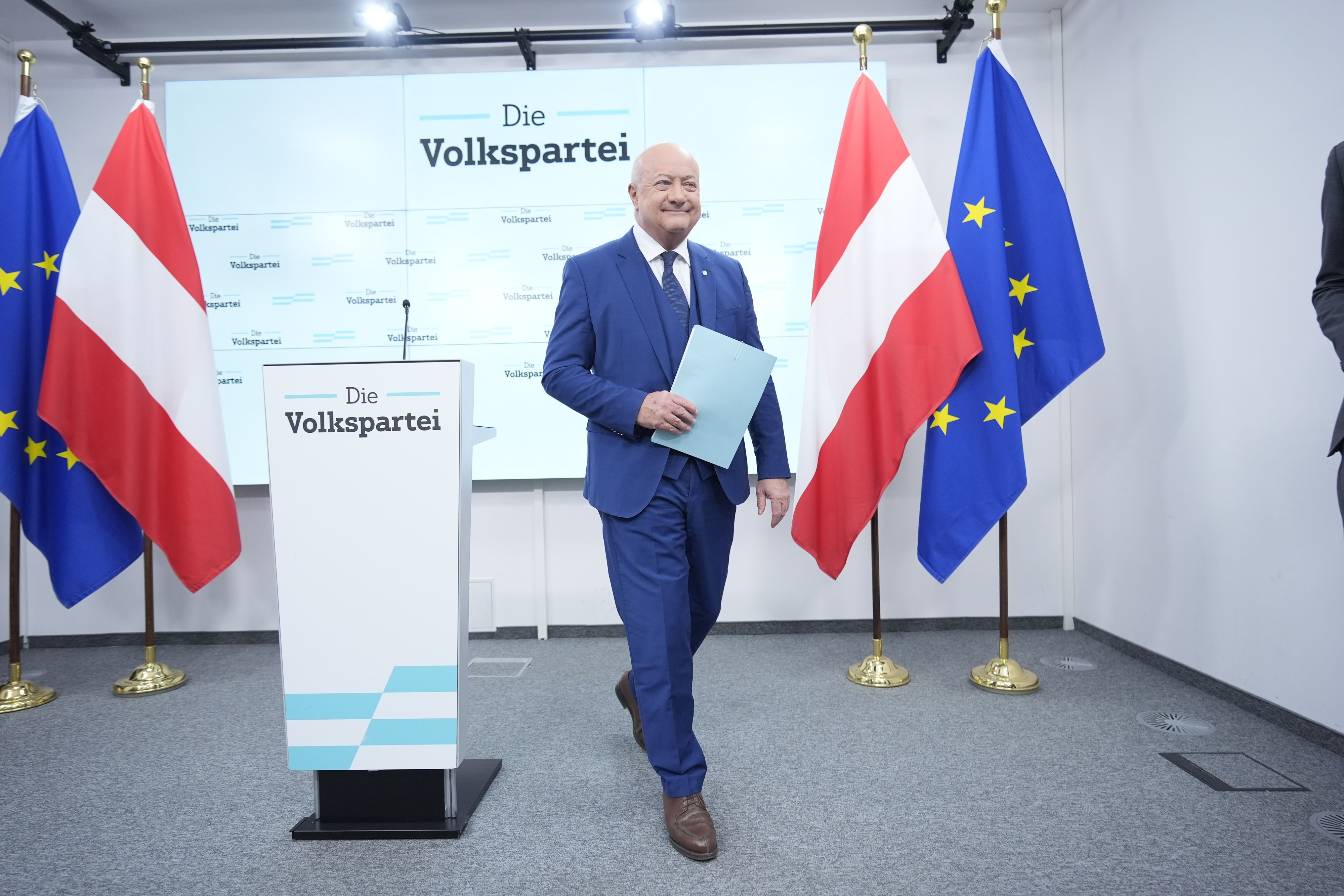 Christian Stocker erklärte das blau-schwarze Aus vor laufender Kamera.