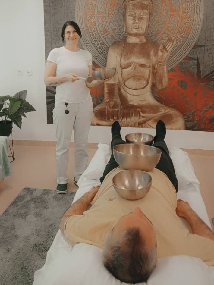 Betreuerin Yasmin freut sich, wenn sie den Klientinnen und Klienten mit den Klangschalen eine Freude bereiten kann.