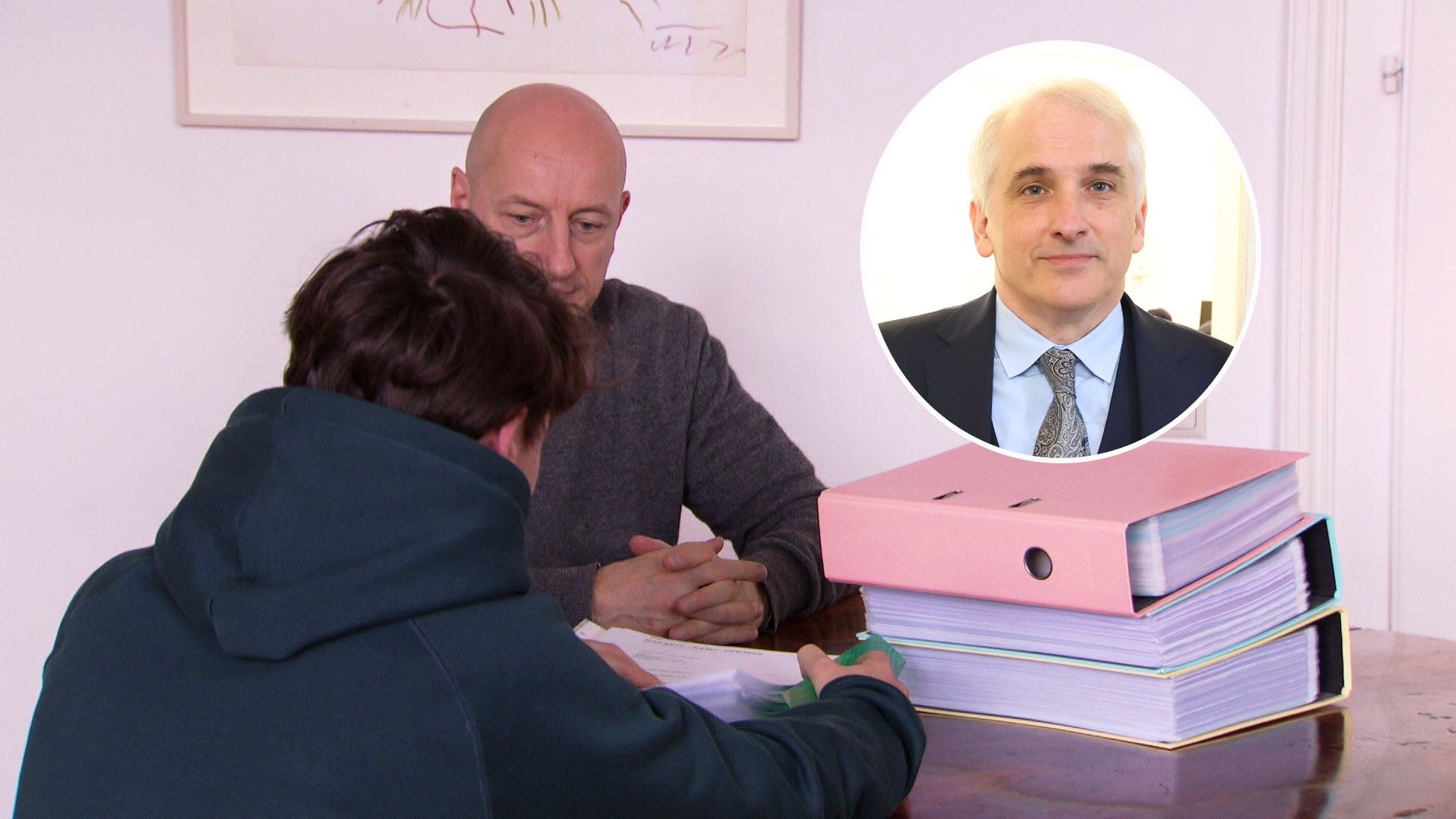 Der 14-jährige Sohn und sein Vater (l.), vertreten u.a. von Top-Anwalt Michael Dohr, bekämpften das Testament.