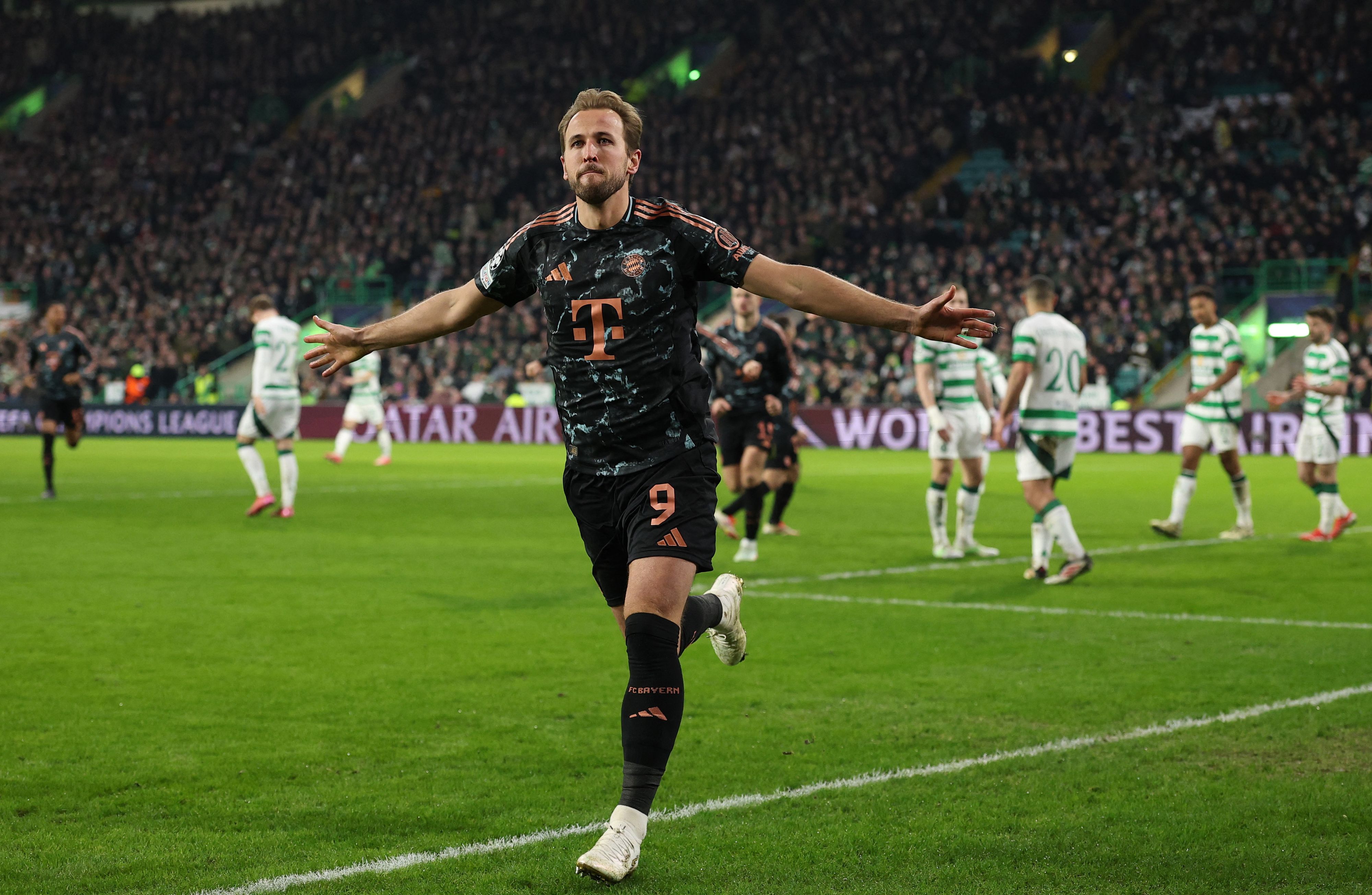 Bayern-Star Harry Kane bejubelt den Treffer gegen Celtic Glasgow. 