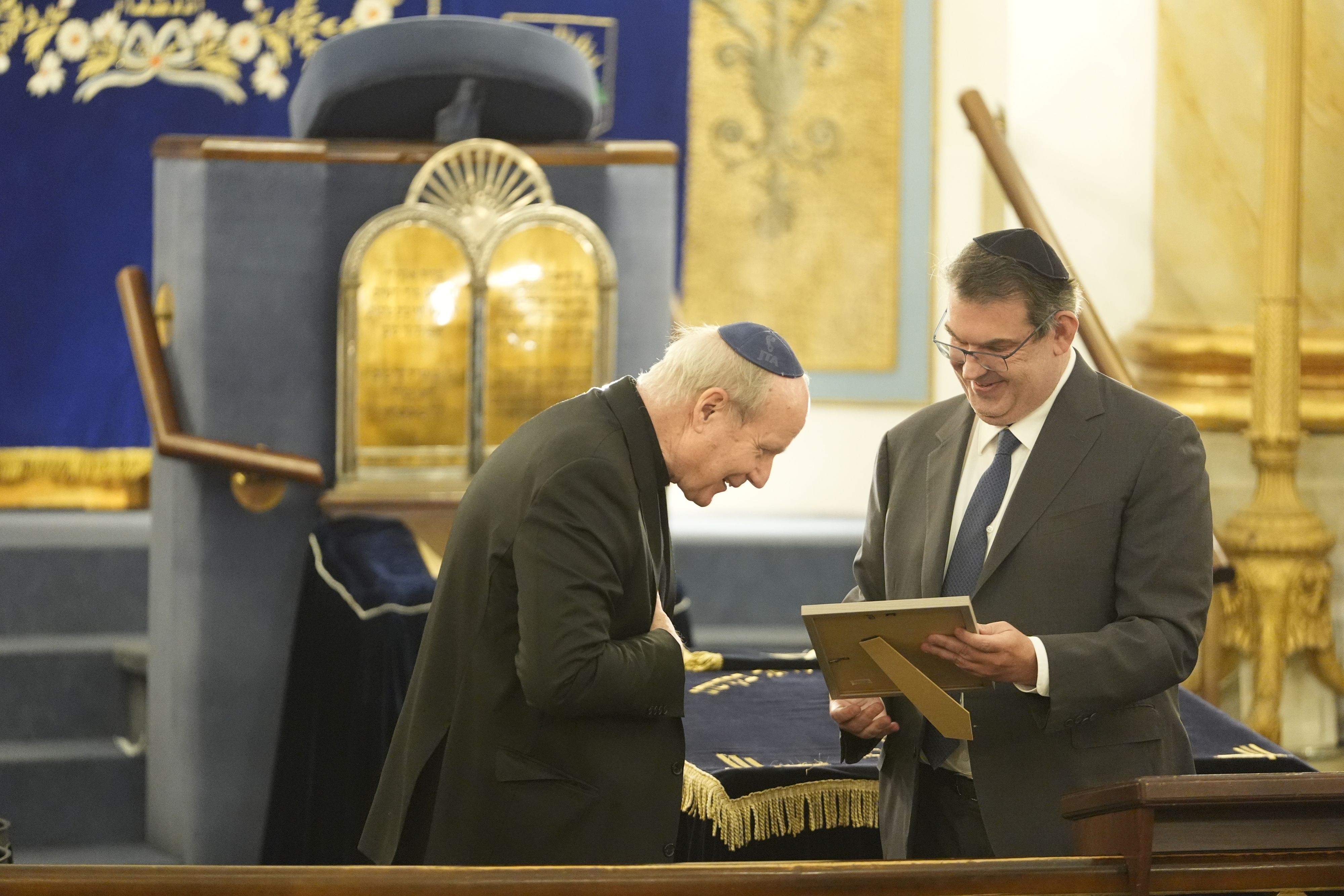 Kardinal Christoph Schönborn (links) wurde ein Stern im Wiener IKG-Stadttempel gewidmet.