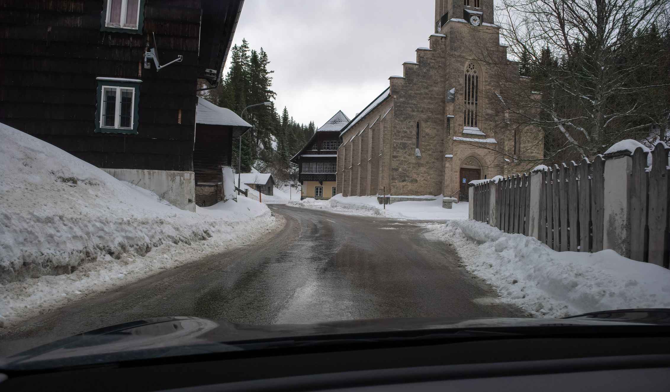 Auf den Straßen wird es glatt. (Symbolbild)