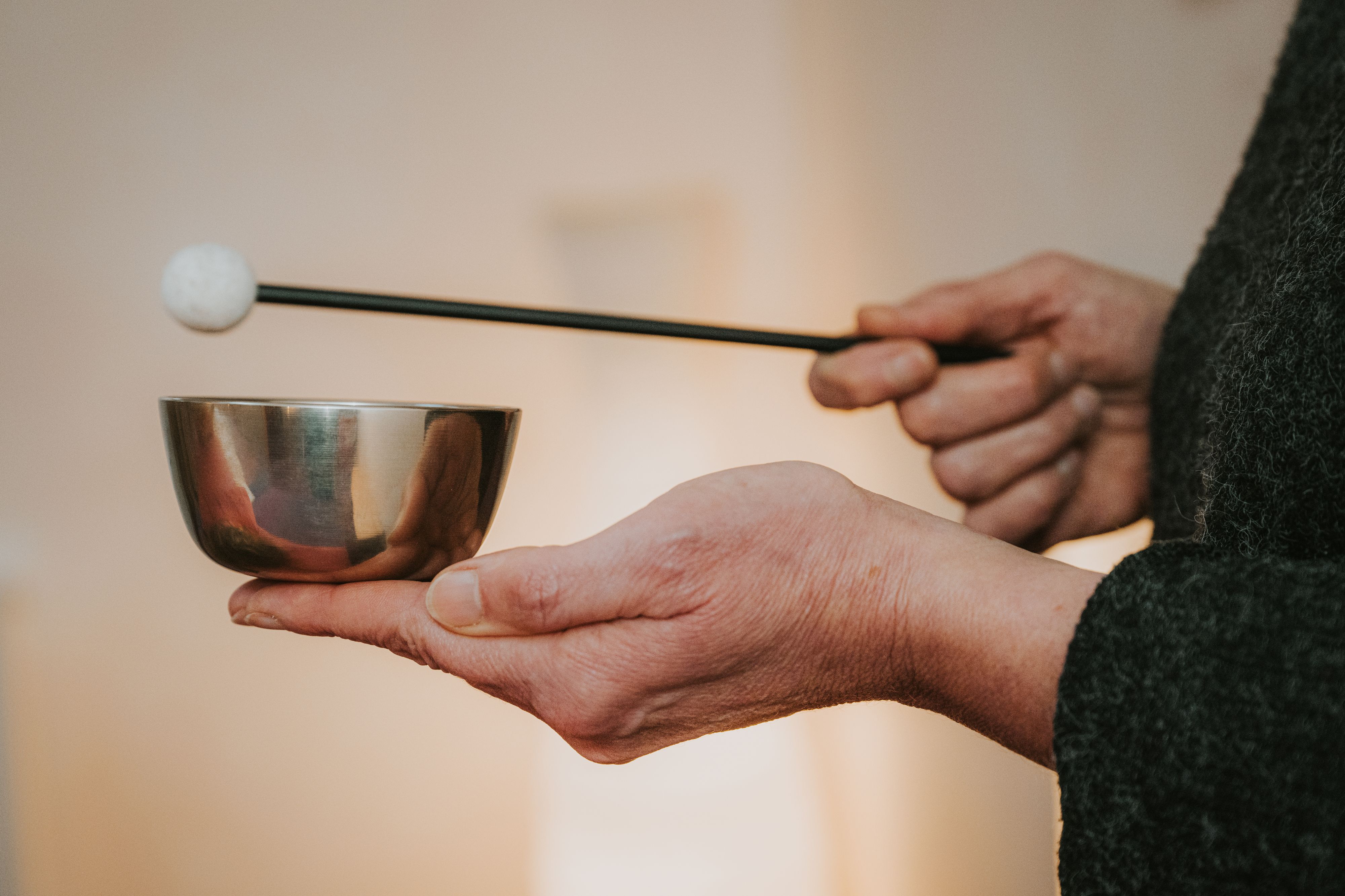 Im PBZ Baden können sich Klienten bei Klangschaleneinheiten entspannen.