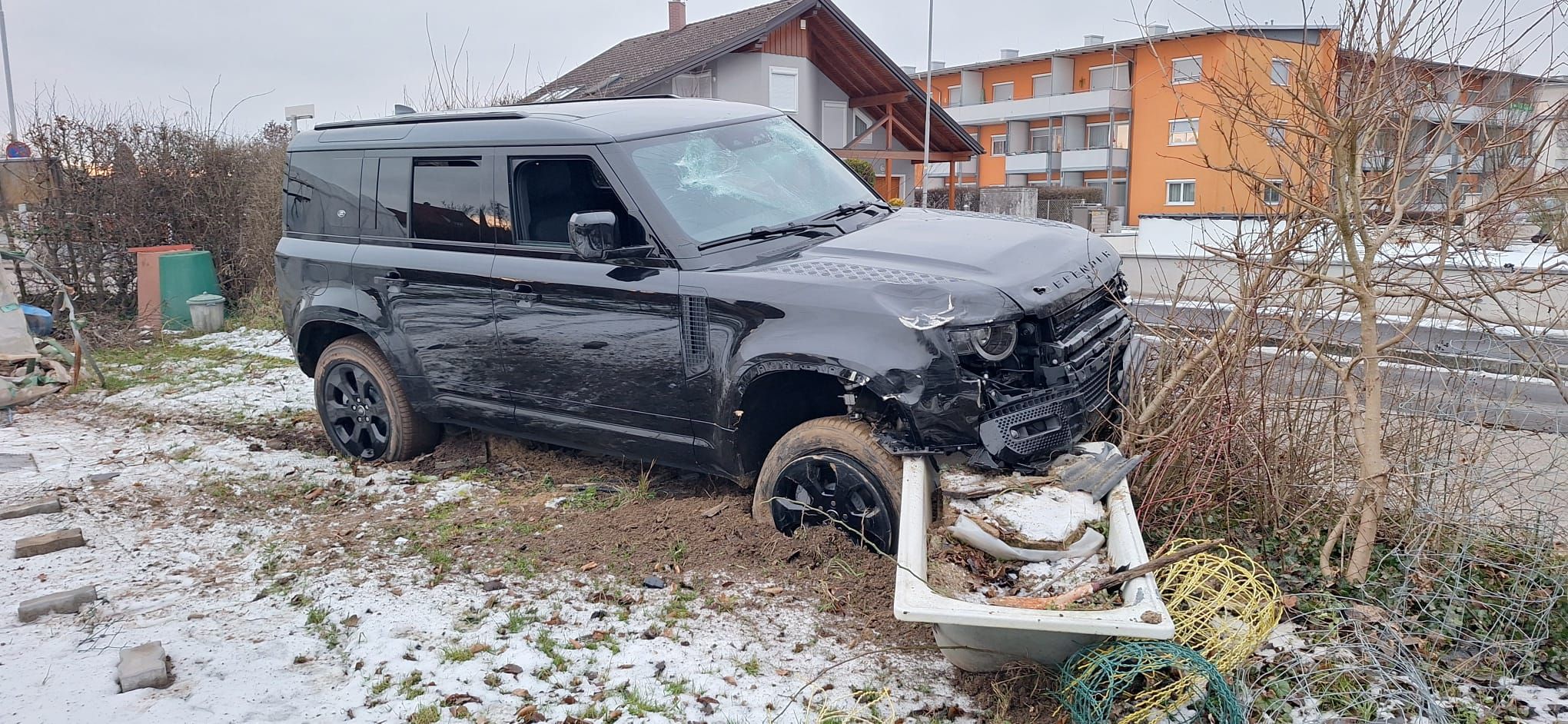Vor fast einem Monat krachten Jugendliche mit einem gestohlenen SUV in den Garten einer Familie in Leonding (Bez. Linz-Land).