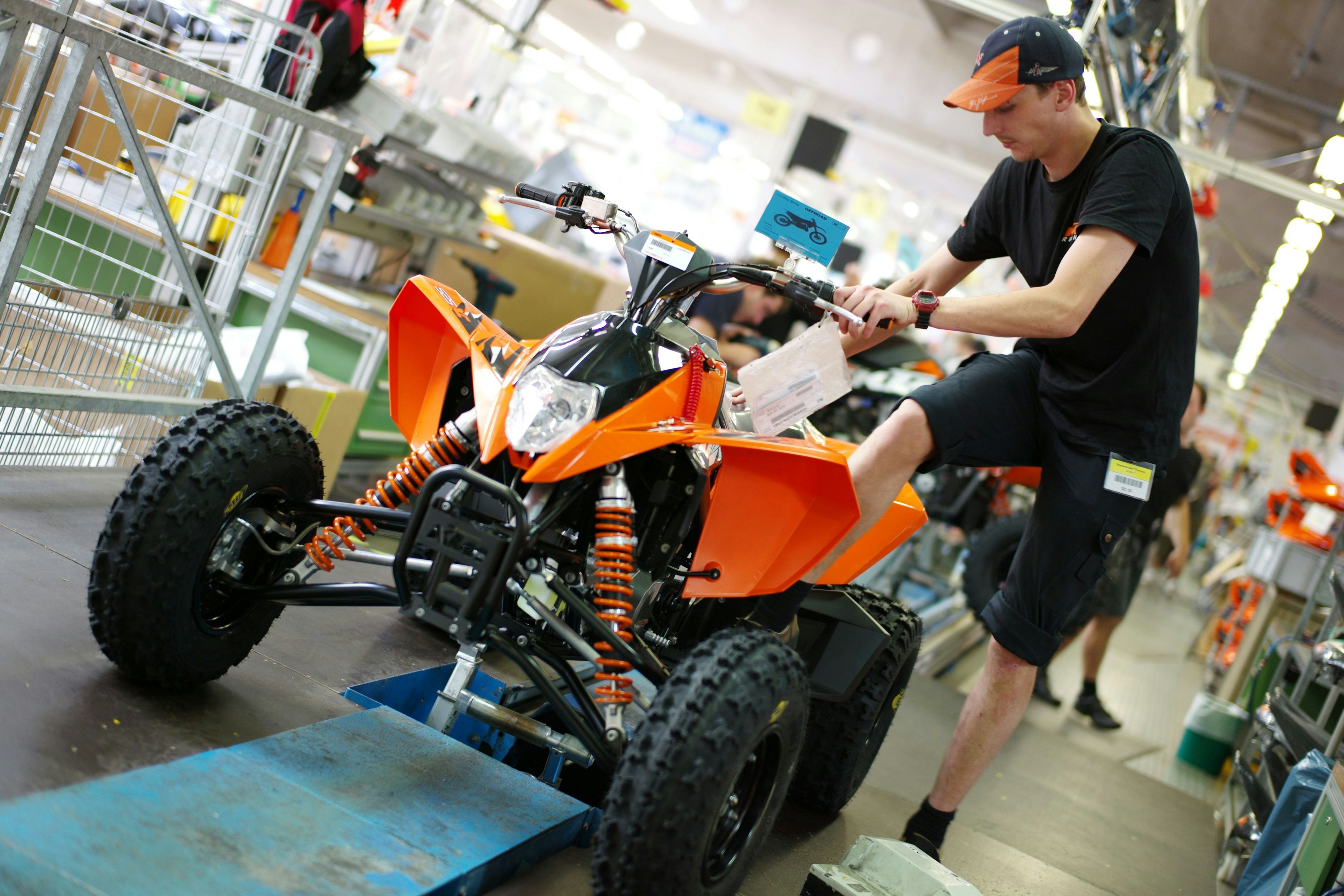 "Die Mitarbeitergehälter haben besonders bei der <a target="_blank" rel="nofollow" href="https://rideabo.com/ktm-insolvenz-was-bedeutet-sie-fuer-den-motorrad-markt/">Insolvenz von KTM</a> für Schlagzeilen gesorgt"