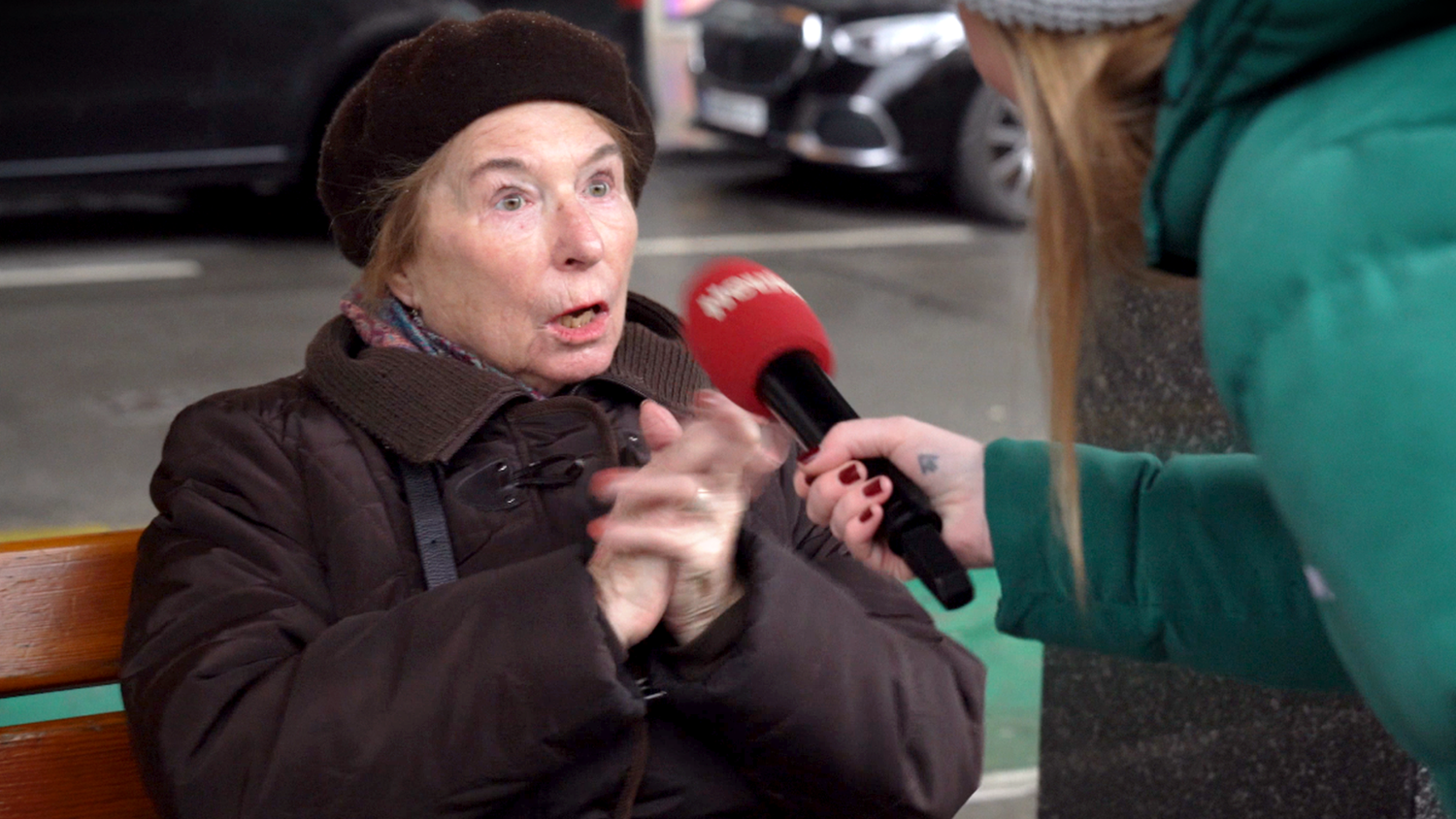 Ilse hört die Neuigkeit zum ersten Mal und schlägt die Hände vor dem Kopf zusammen.