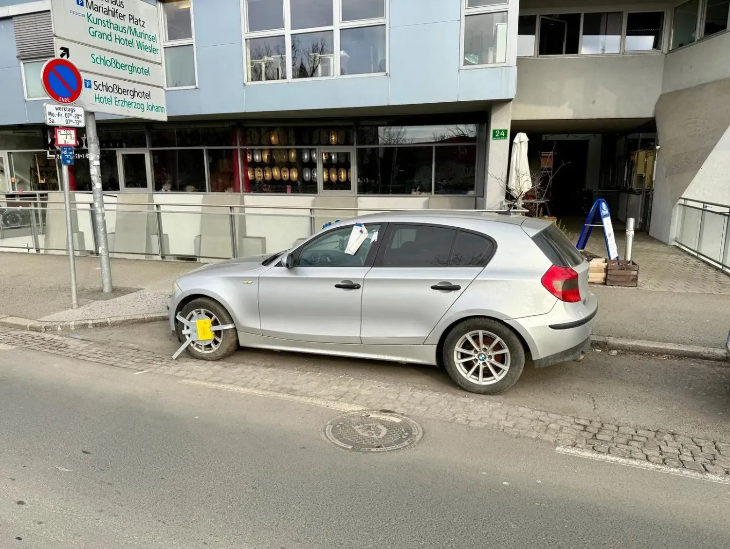 Der silberne BMW hat bereits eine Parkkralle.