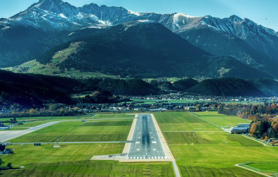 Der Flughafen Innsbruck verfügt nicht nur über eine verhältnismäßig kurze Landebahn.