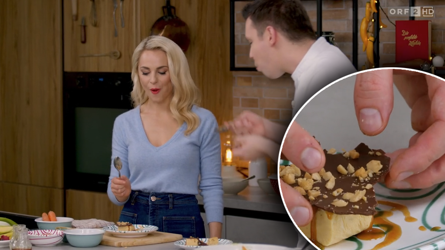 Silvia Schneider testet den Nachtisch mit Sojasauce. Der Moderatorin fehlen die Worte