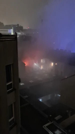 In einem Mehrparteienhaus in Wien-Meidling brach in der Nacht auf Donnerstag ein Brand aus. Die Feuerwehr rückte aus und rettete gleich zwei Bewohner.
