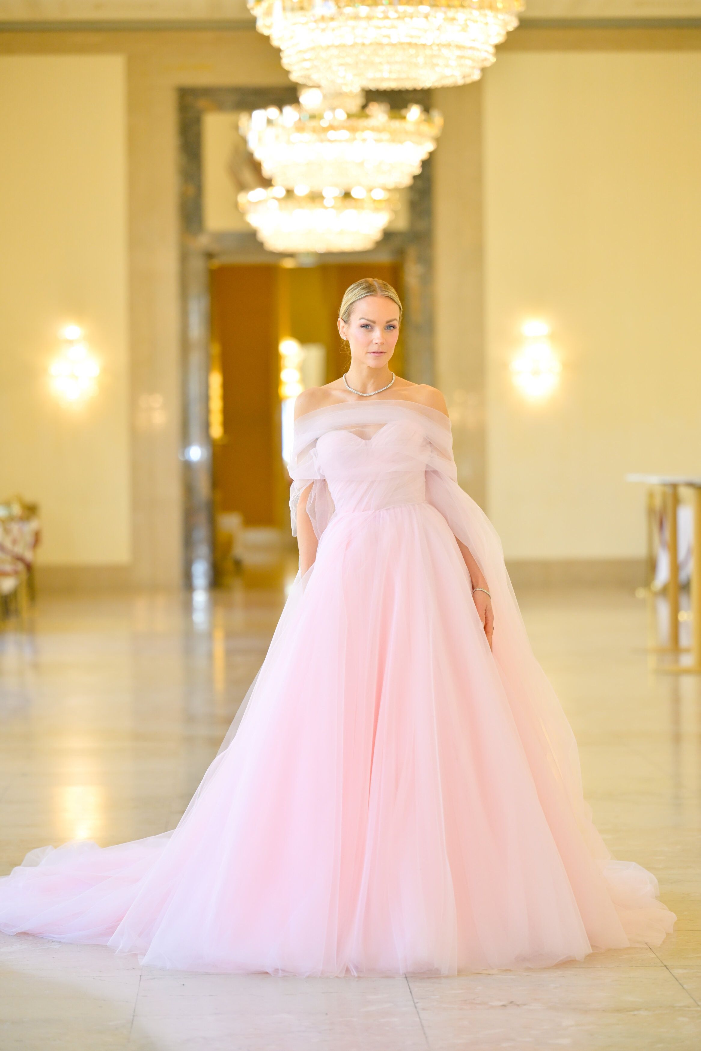 Opernball 2025: Mirjam Weichselbraun in einer Robe von JCH Juergen Christian Hoerl