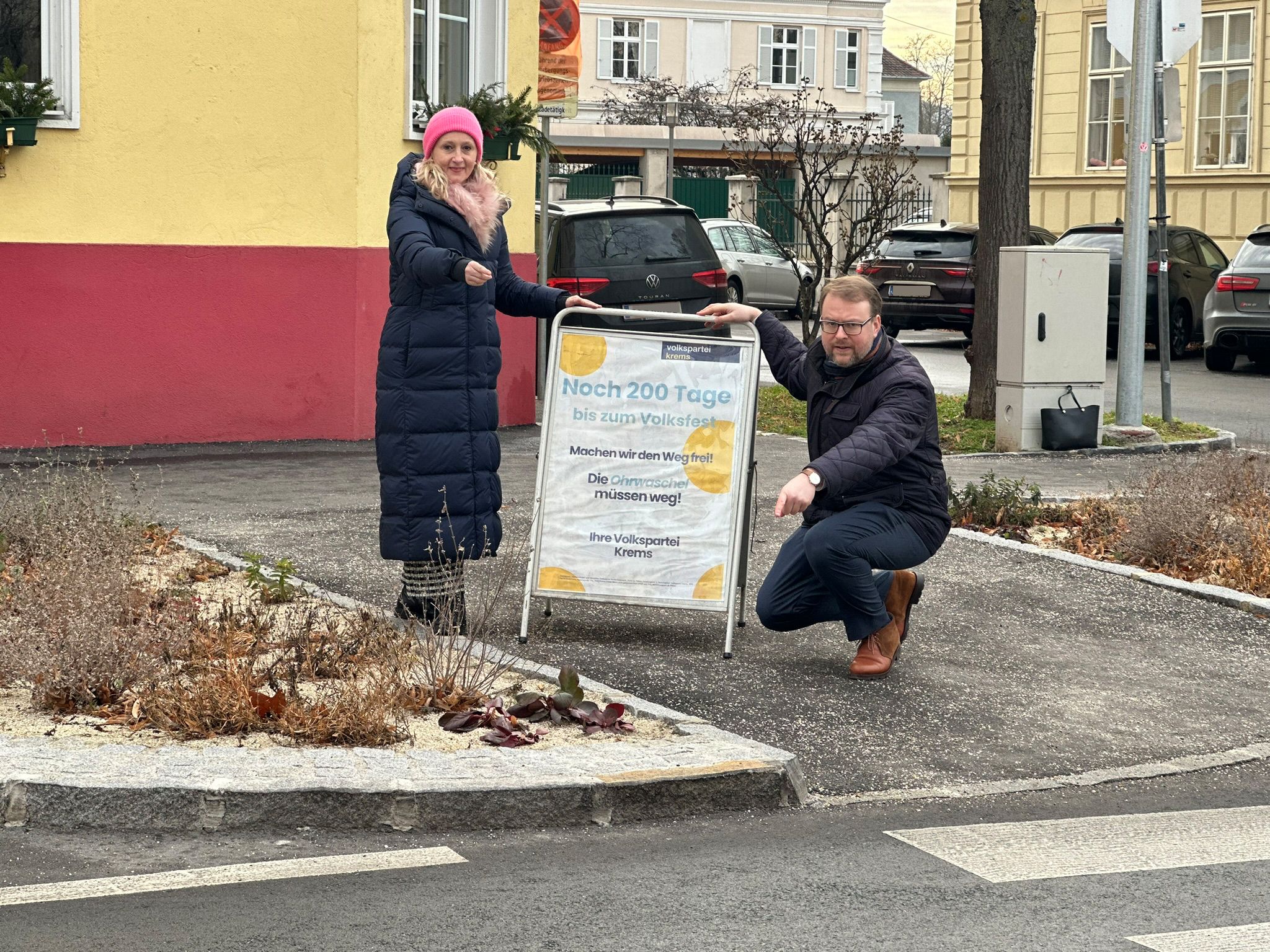 Ortsgruppenobfrau Eva-Maria Hochstöger (l.) und Vizebürgermeister Florian Kamleiter (beide ÖVP) wollen, dass die 