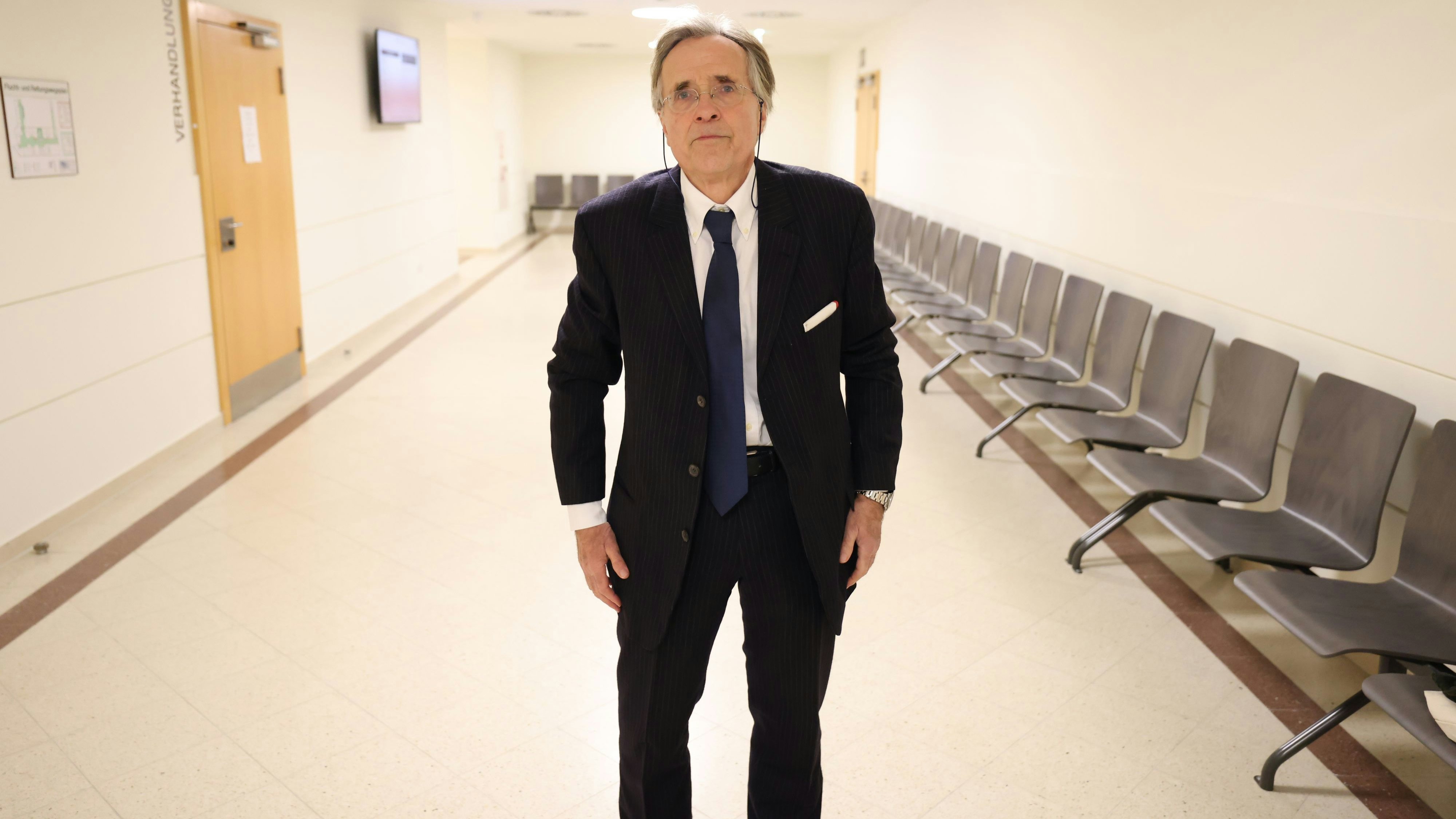 Rechtsanwalt Elmar Kresbach verteidigt den Angeklagten.